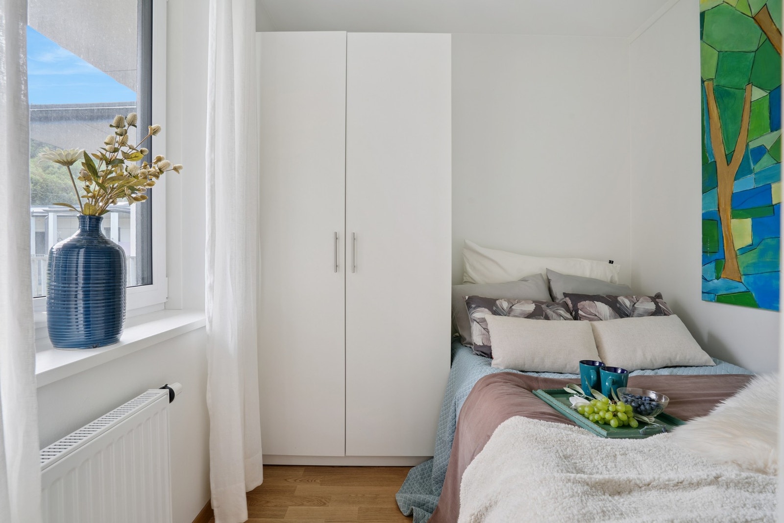 Leiligheten har et soverom på 5m² med plass til både seng og garderobeløsning. Galleribilde