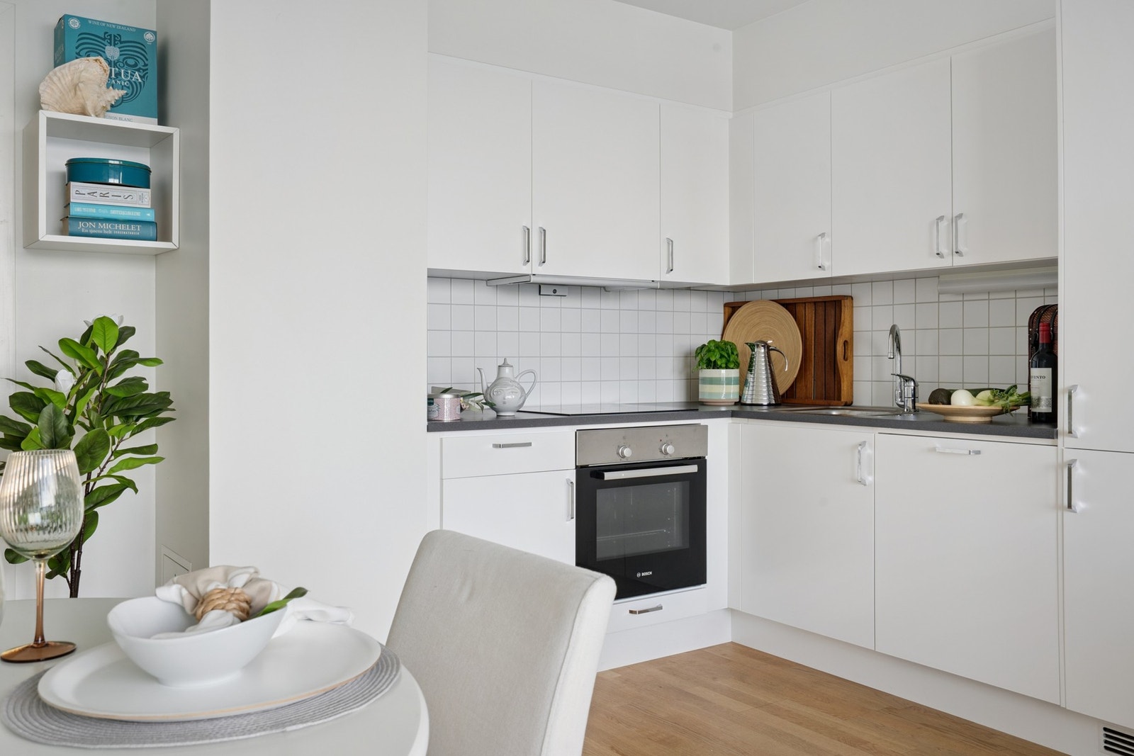 Moderne og stilren innredning med glatte fronter for et helhetlig inntrykk. Galleribilde