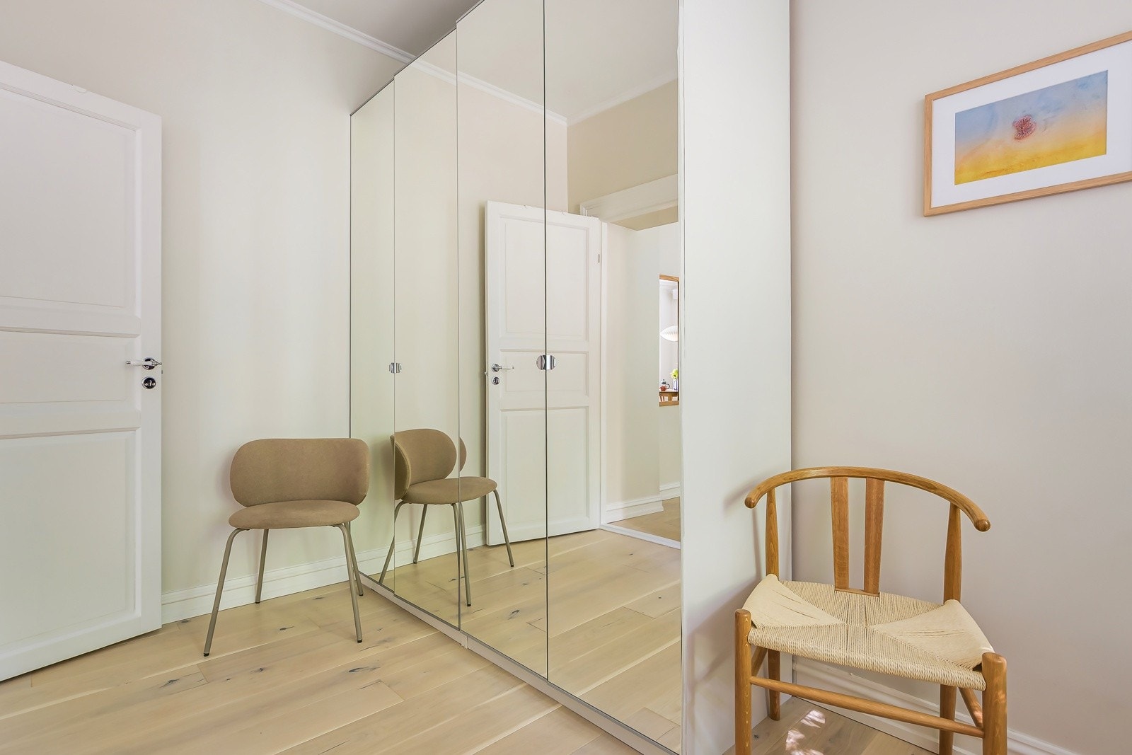 Det er plass til dobbeltseng, nattbord og garderobeløsning. Galleribilde