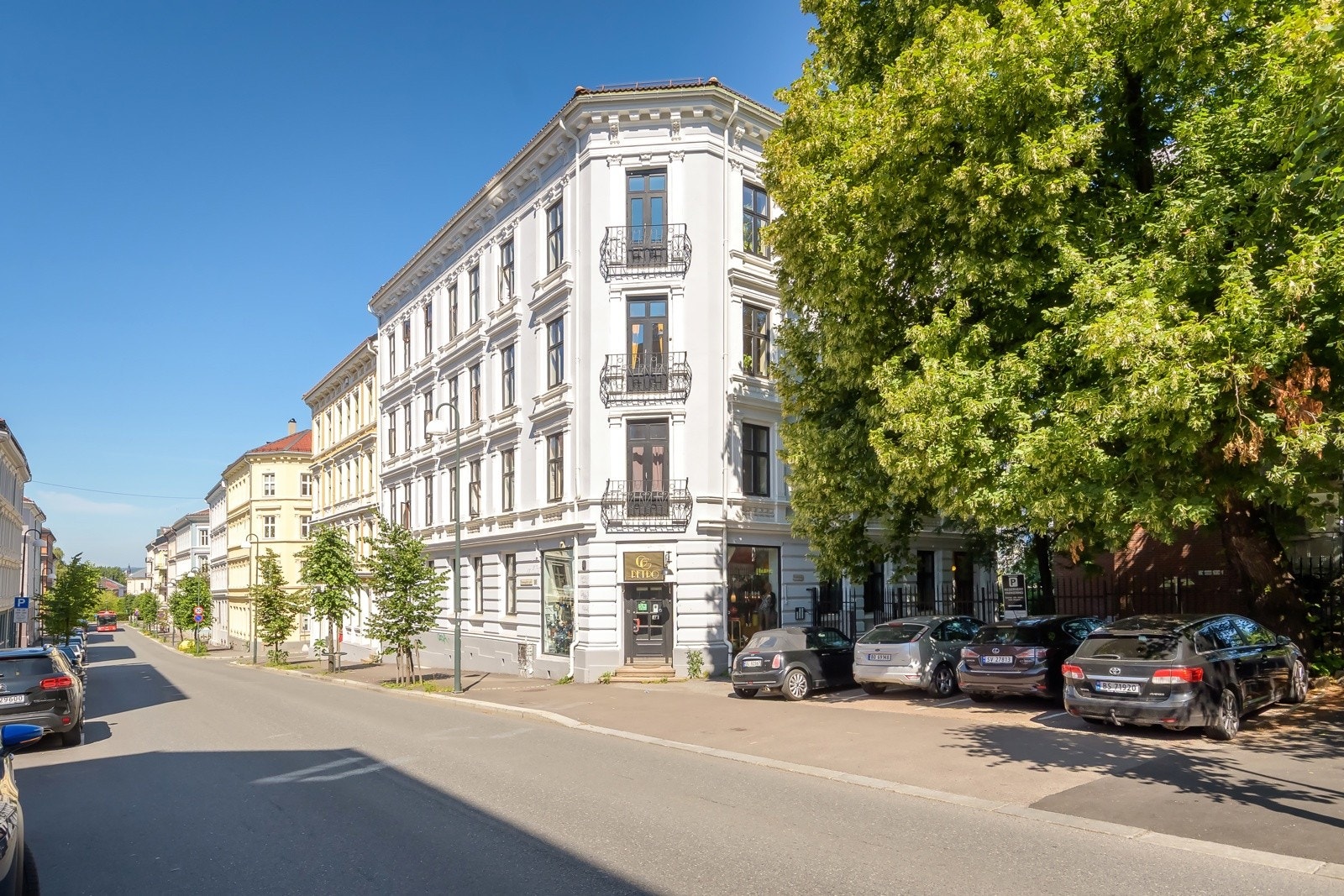 Leiligheten har en attraktiv og sentral beliggenhet i Gamlebyen, samtidig som området oppleves rolig og tilbaketrukket med flere parker i nærheten. Galleribilde