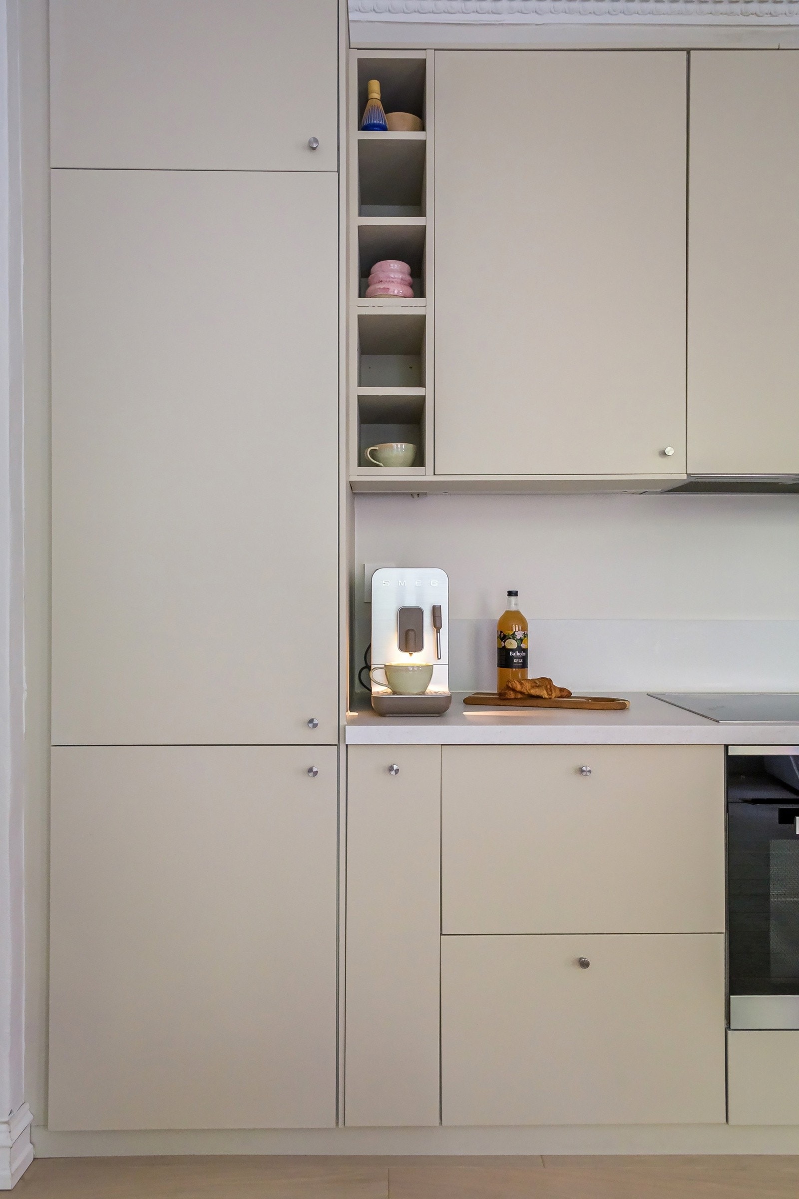 Integrerte hvitevarer bestående av stekeovn, nedfelt induskjsonstopp, oppvaskmaskin og kjøleskap følger med. Galleribilde