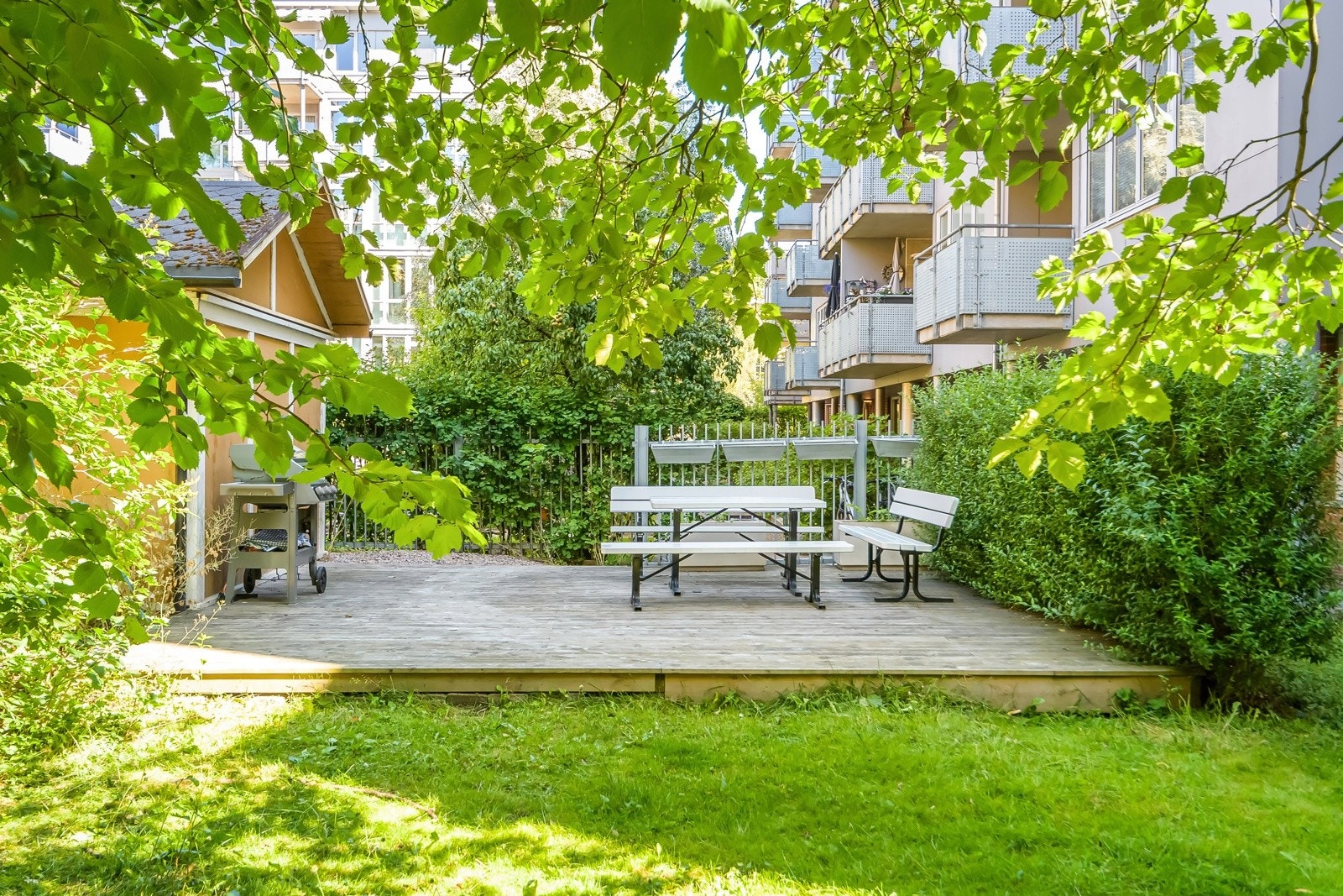 Borettslaget har en felles sykkelbod i bakgård. Sykkelboden er utstyrt med en felles gassgrill som alle kan benytte. Galleribilde