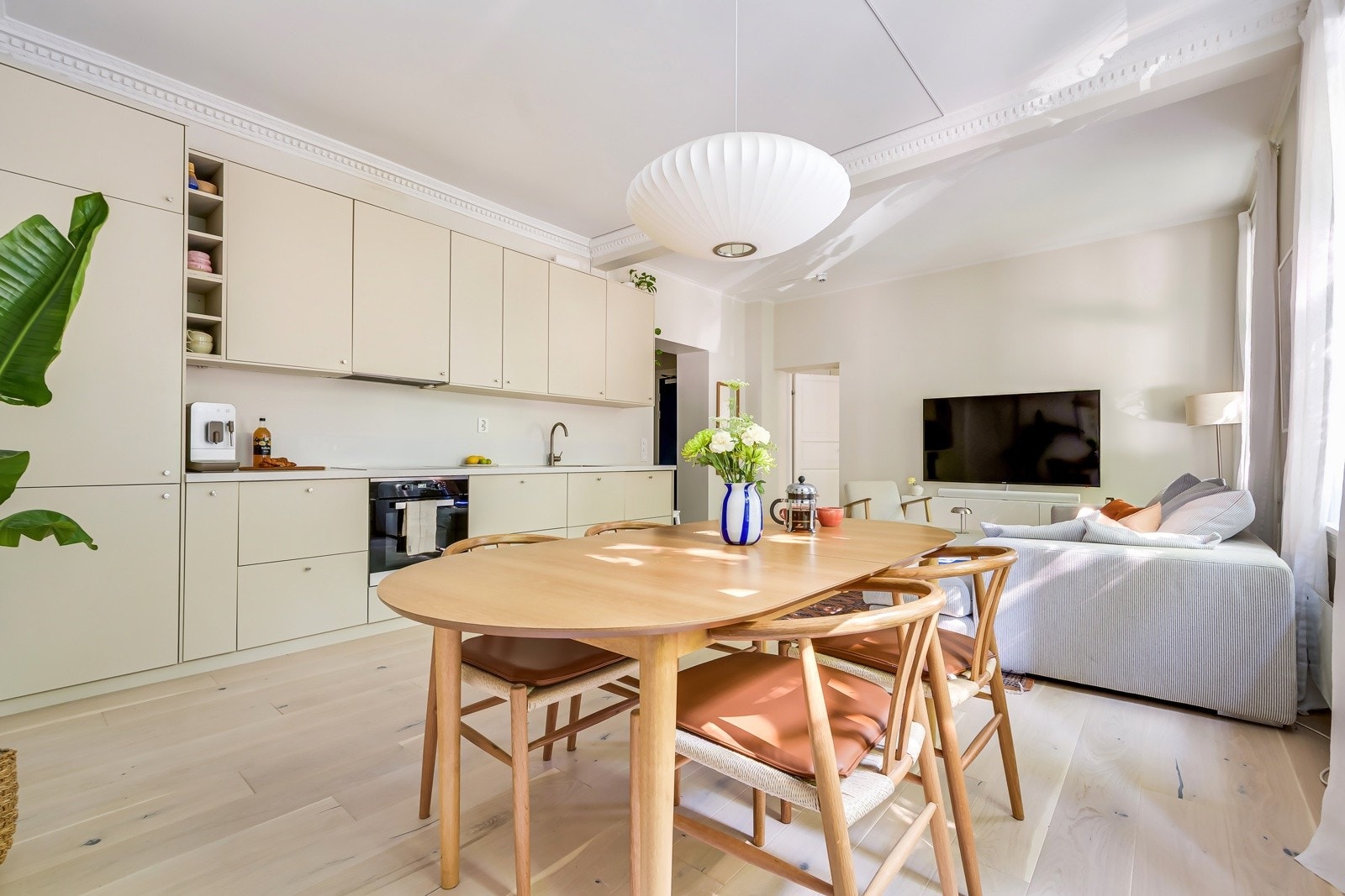 Leiligheten har stue og kjøkken i en velfungerende åpen løsning. Galleribilde