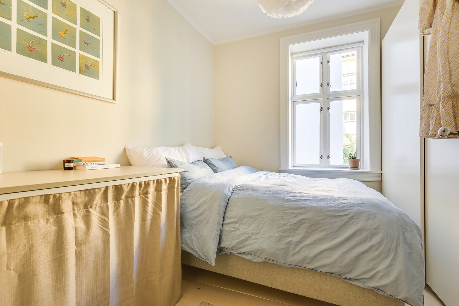 Det andre soverommet har plass til seng, nattbord og garderobeskap eller skrivepult. Galleribilde