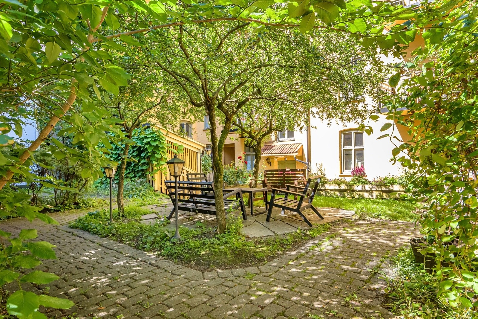 Til glede for beboerne er det en meget hyggelig og lukket bakgård. Galleribilde