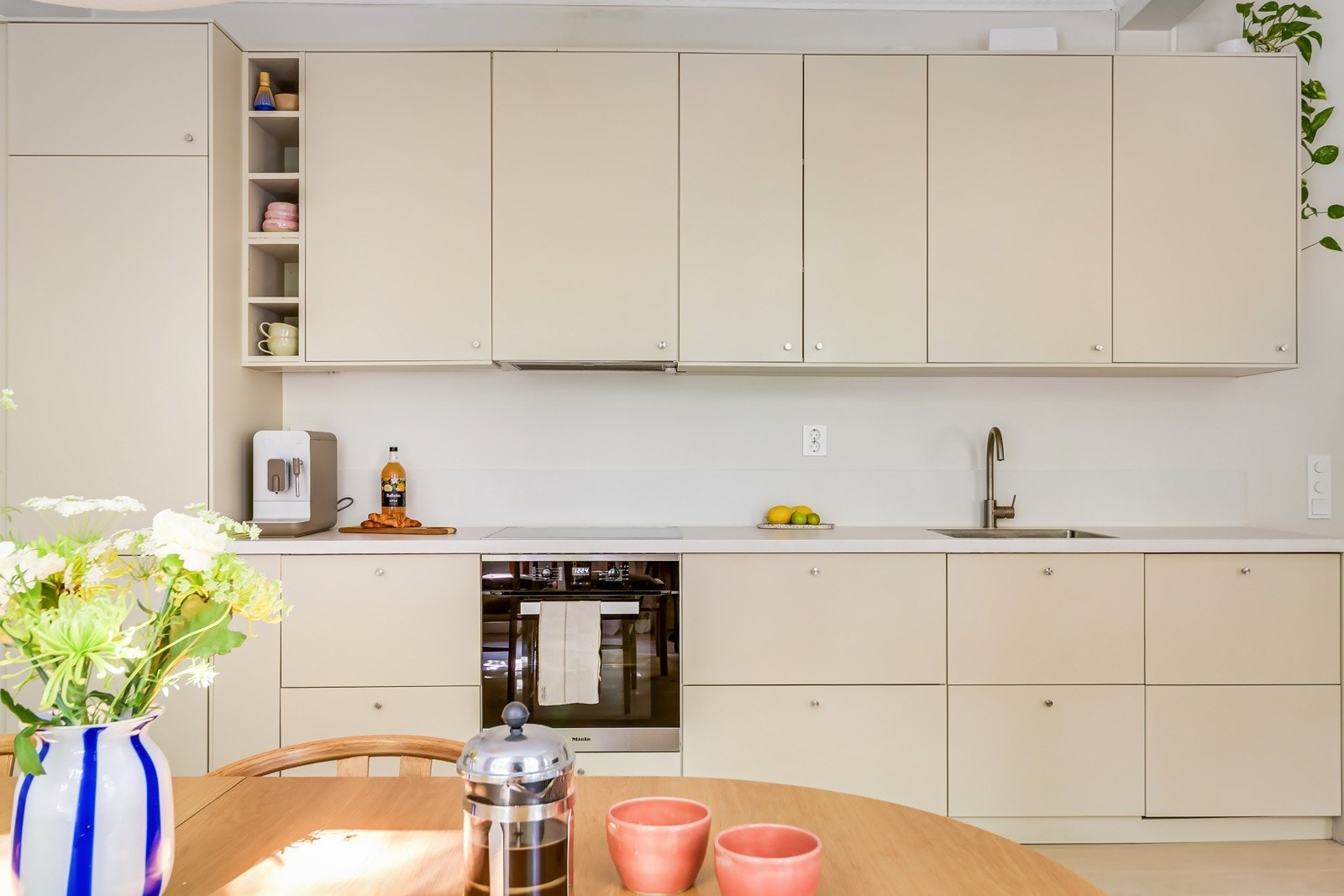 Stilrent kjøkken som er ettermontert i 2023. Galleribilde