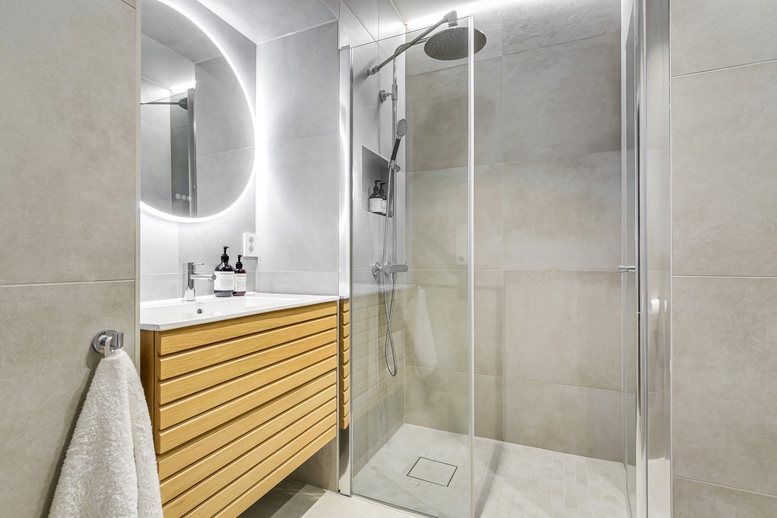 Leiligheten har et delikat og flislagt baderom fra 2023. Galleribilde