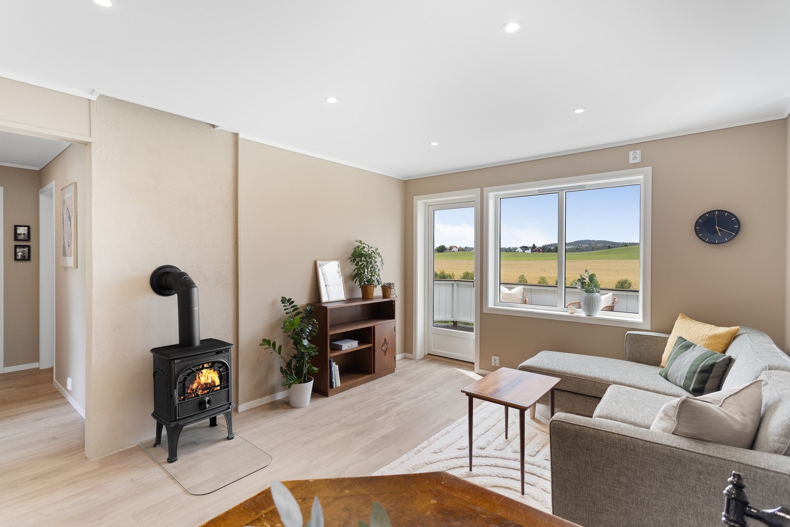 Gulver med laminat som ble fornyet i 2024, det er gulvgips og trinnlydsplater under gulver. Galleribilde