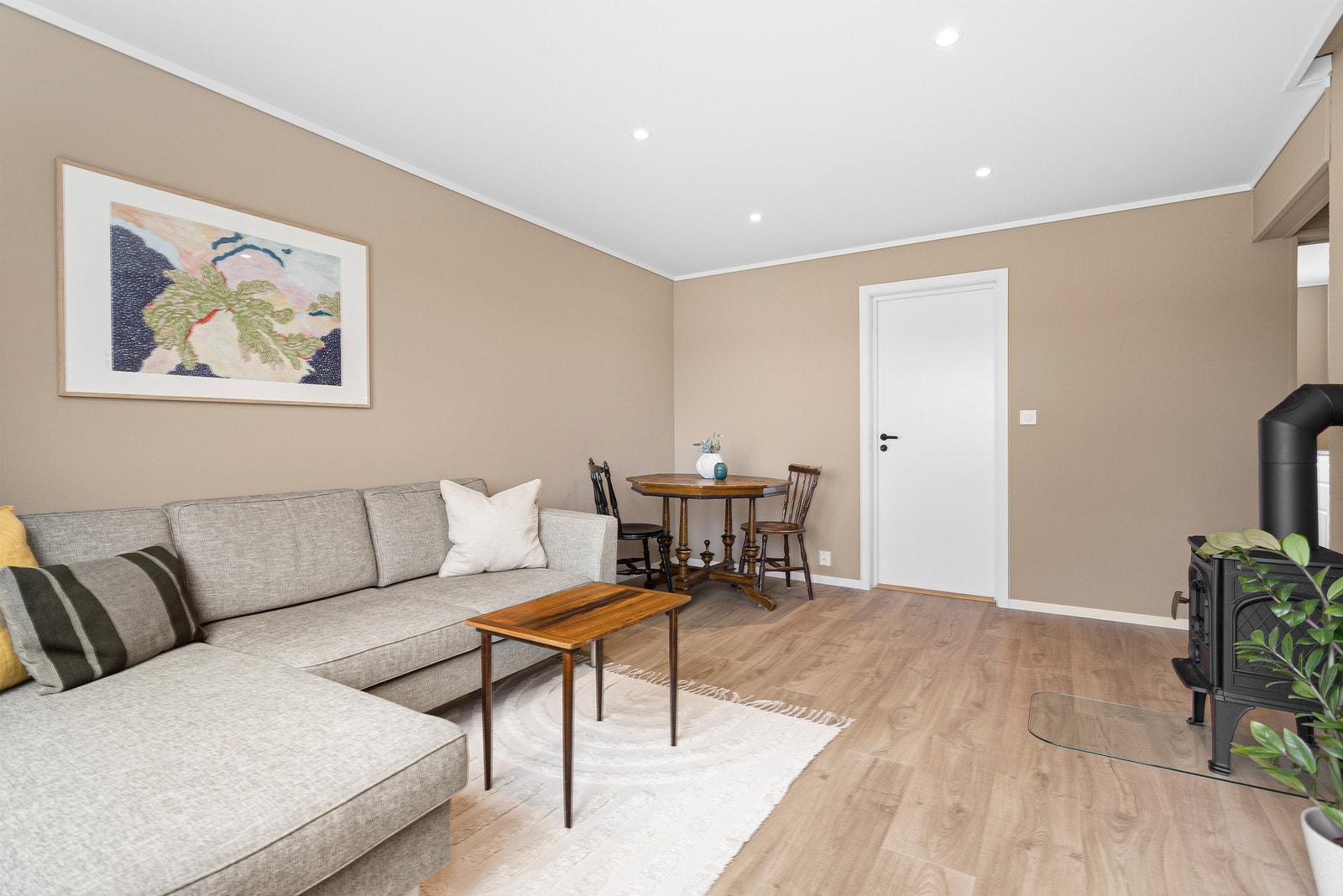 I stuen er det plass til innredning av spisebord og sofagruppe. Sentralt i rommet er det montert en vedovn for ekstra varme og hygge. Galleribilde