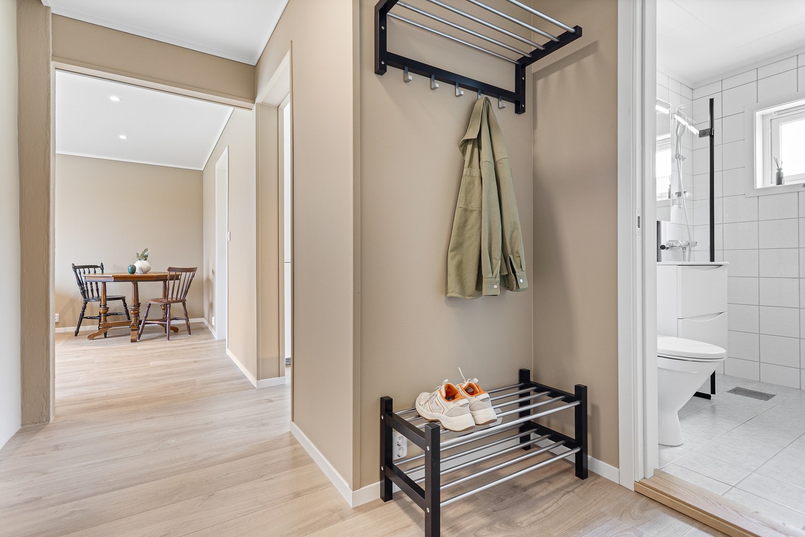 Leiligheten har et pent og oppgradert inngangsparti som er holdt i samme stil som leiligheten for øvrig. Galleribilde