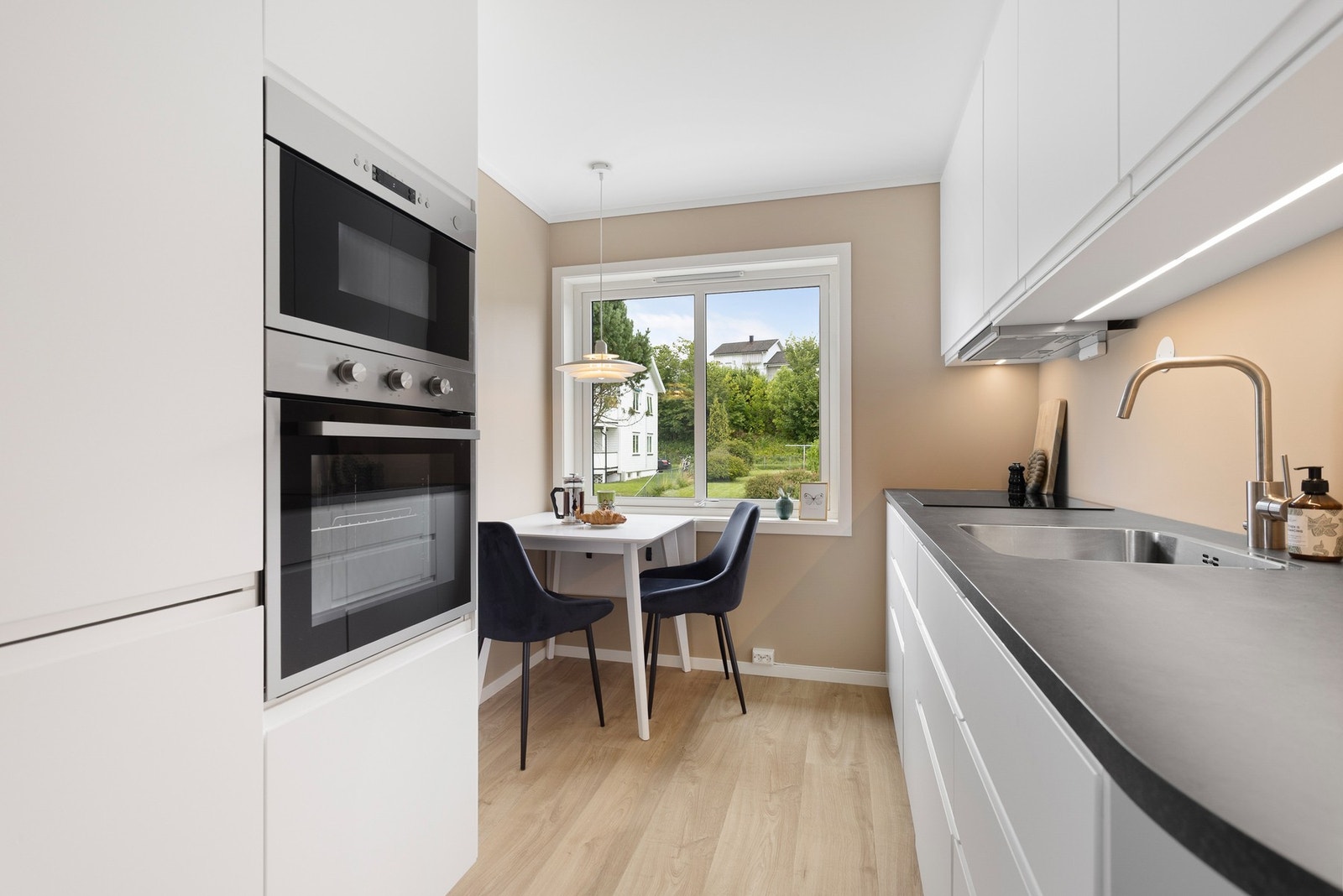 Pent kjøkken med Ikea kjøkkeninnredning fra 2024. Galleribilde