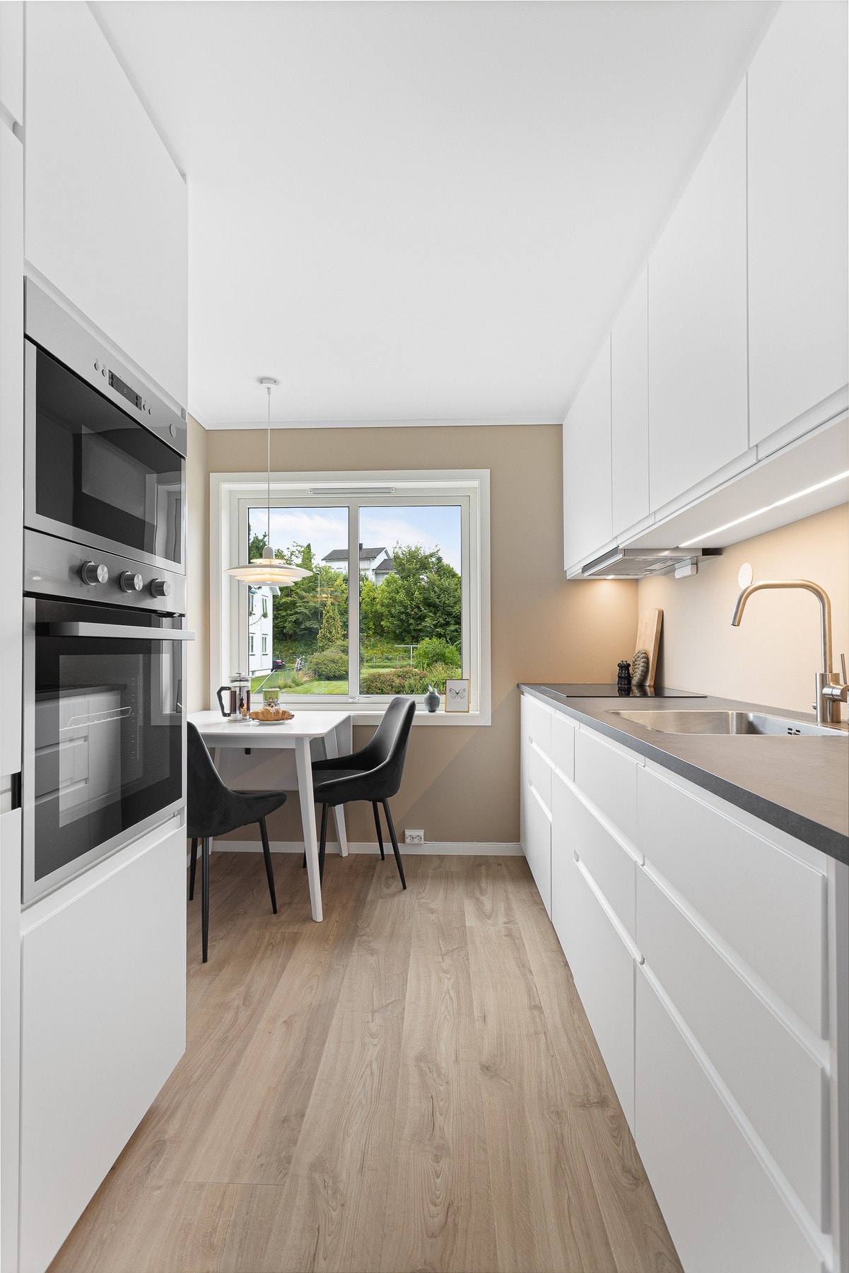 Integrerte hvitevarer som komfyr, platetopp, microovn og kjøle/fryseskap. Galleribilde