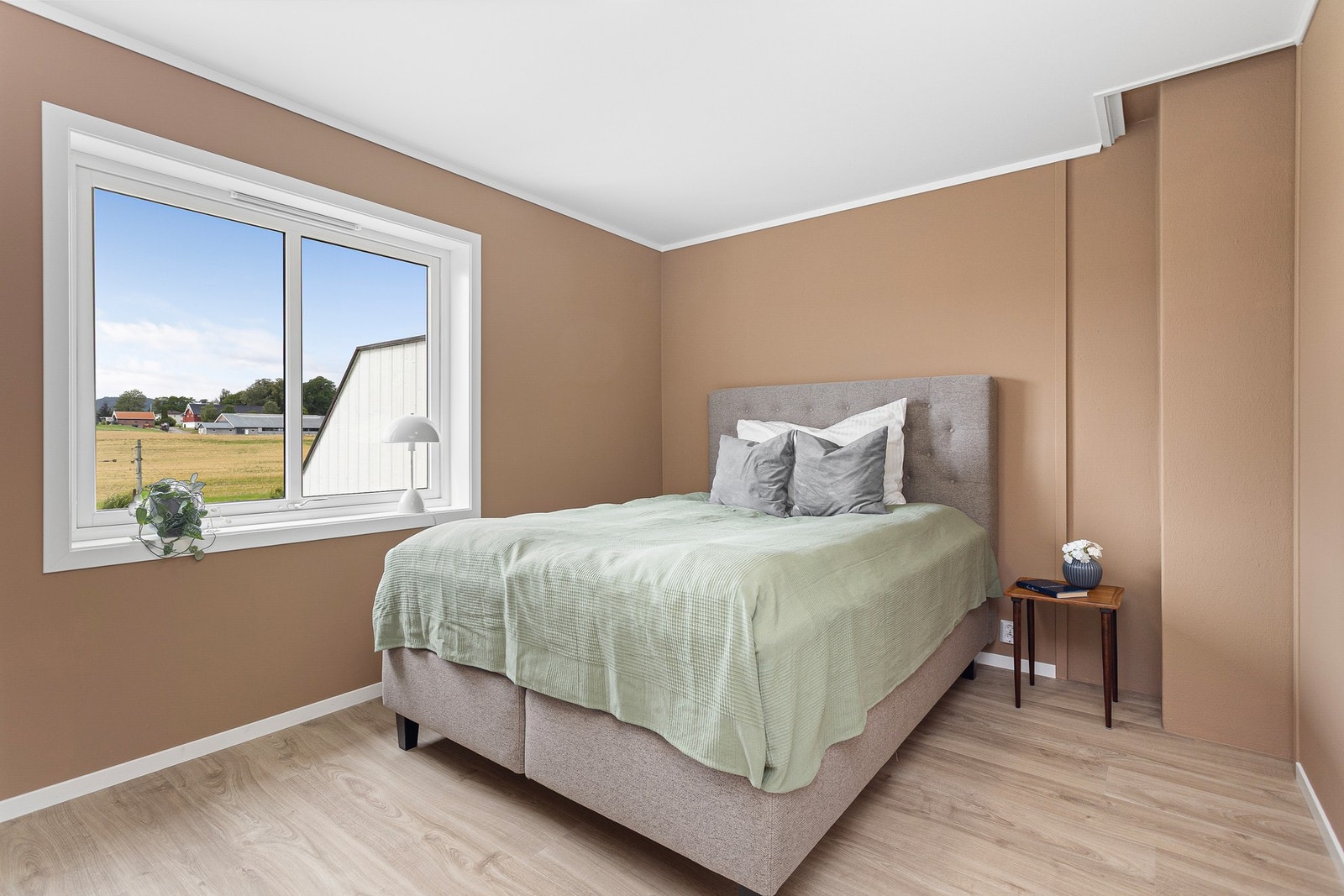 Pent hovedsoverom med ny garderobeløsning. Galleribilde