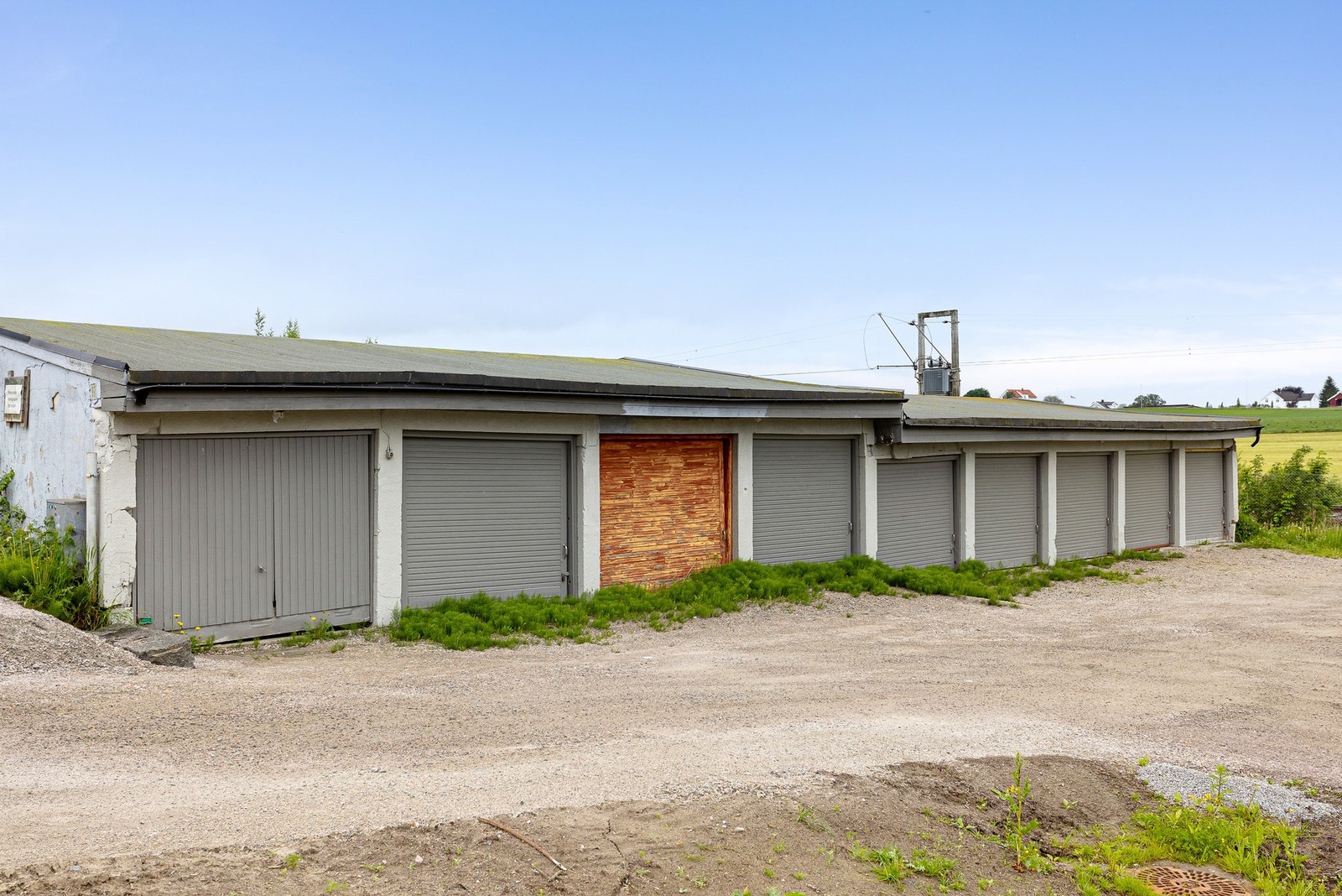 Med leiligheten følger det egen garasjeplass. Garasjeplassen kan selges om ønskelig. Galleribilde