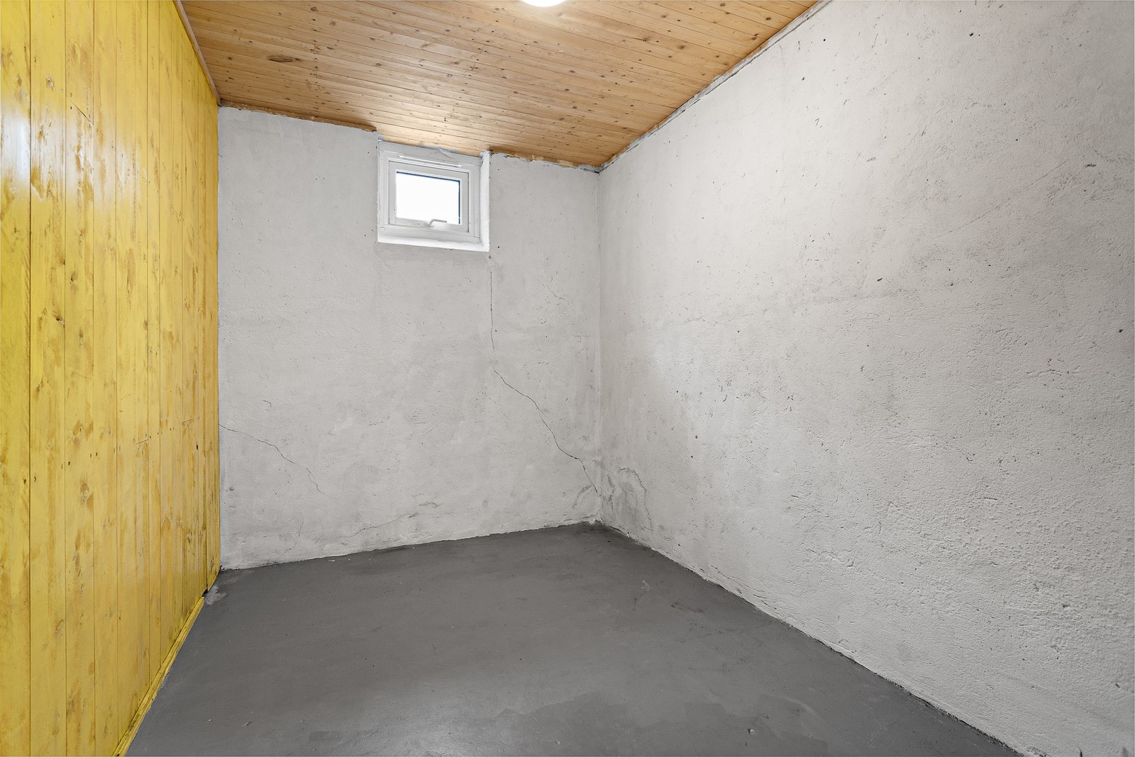 En av bodene i kjeller Galleribilde