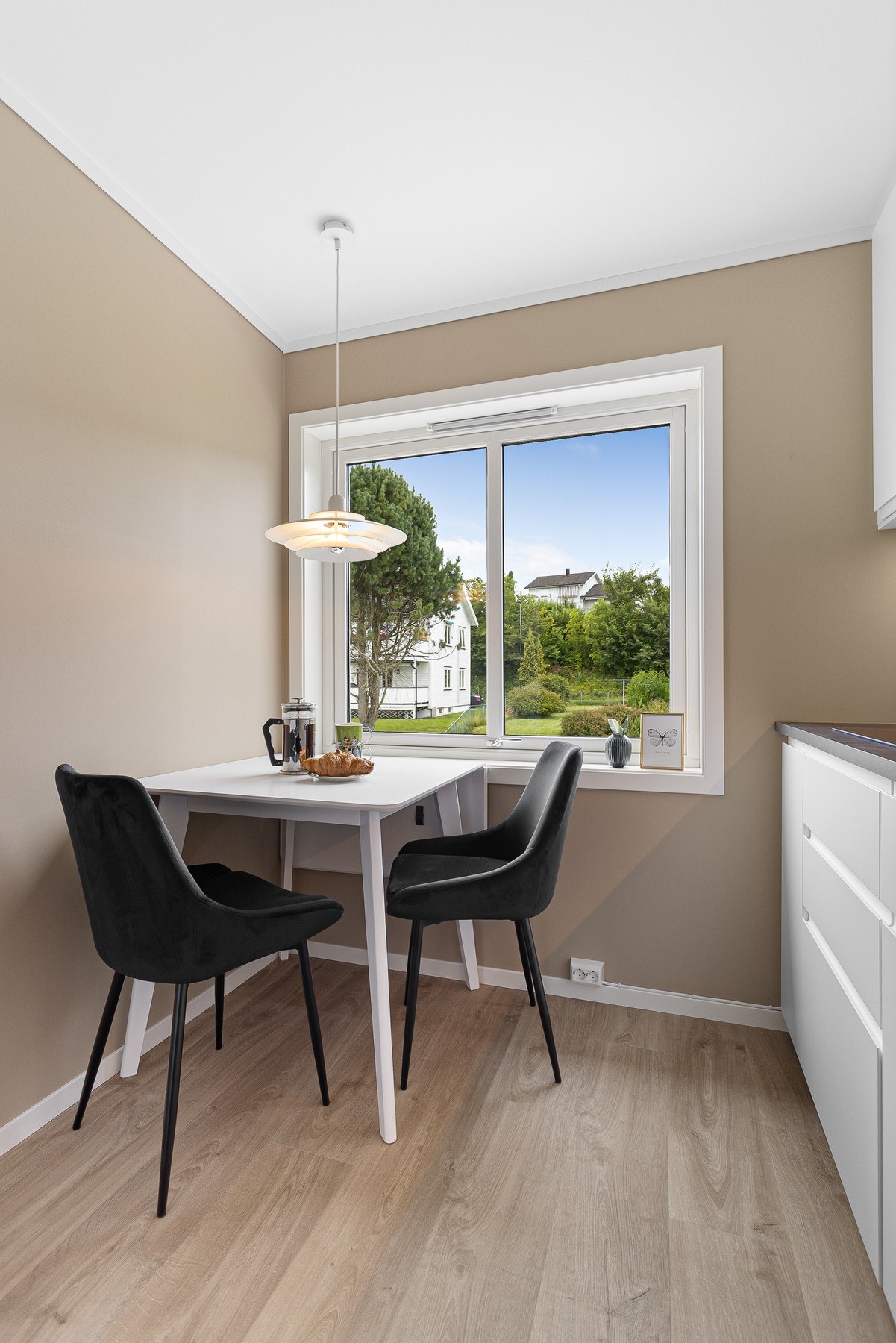 Kjøkkenet har plass til et hyggelig frokostbord ved vinduet. Galleribilde