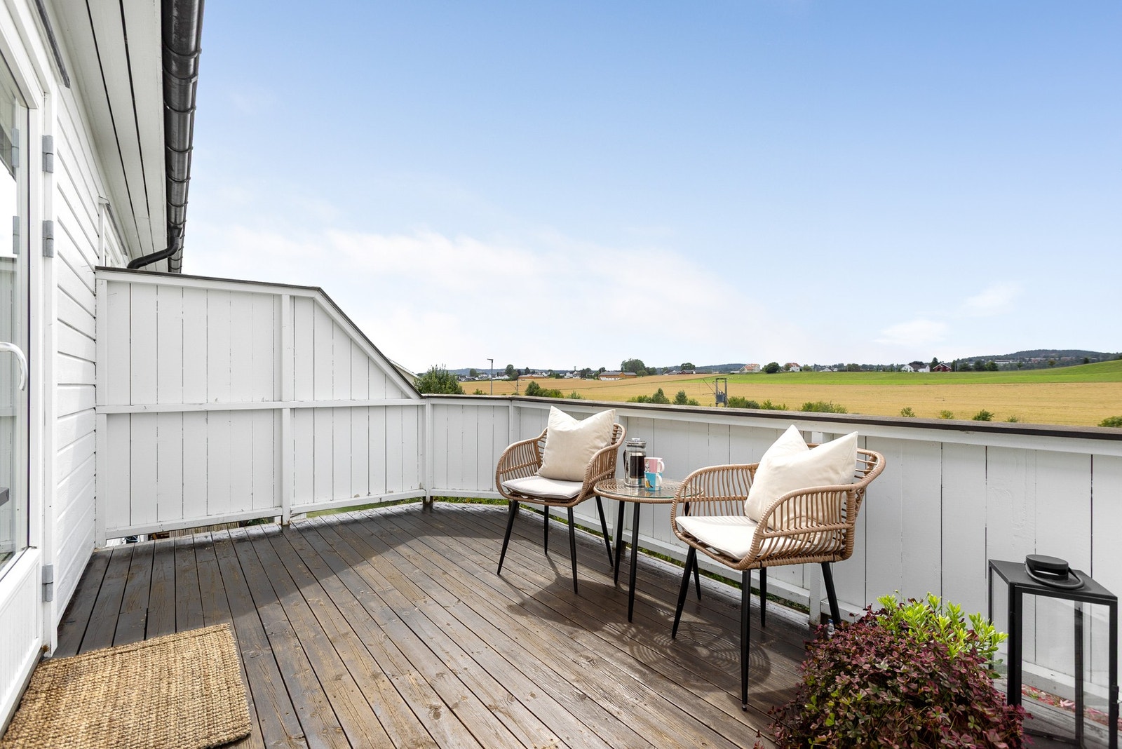 Fin vestvendt balkong med landlig utsikt. Galleribilde