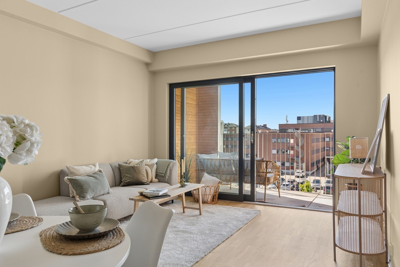 Fra stuen er det utgang til en solrik balkong Galleribilde