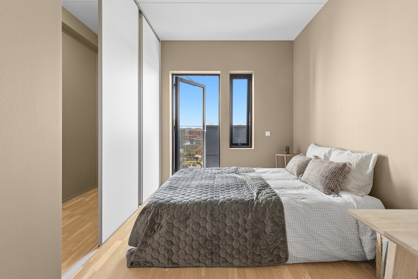 Soverom med praktisk bod eller walk-in og utgang til en liten balkong Galleribilde