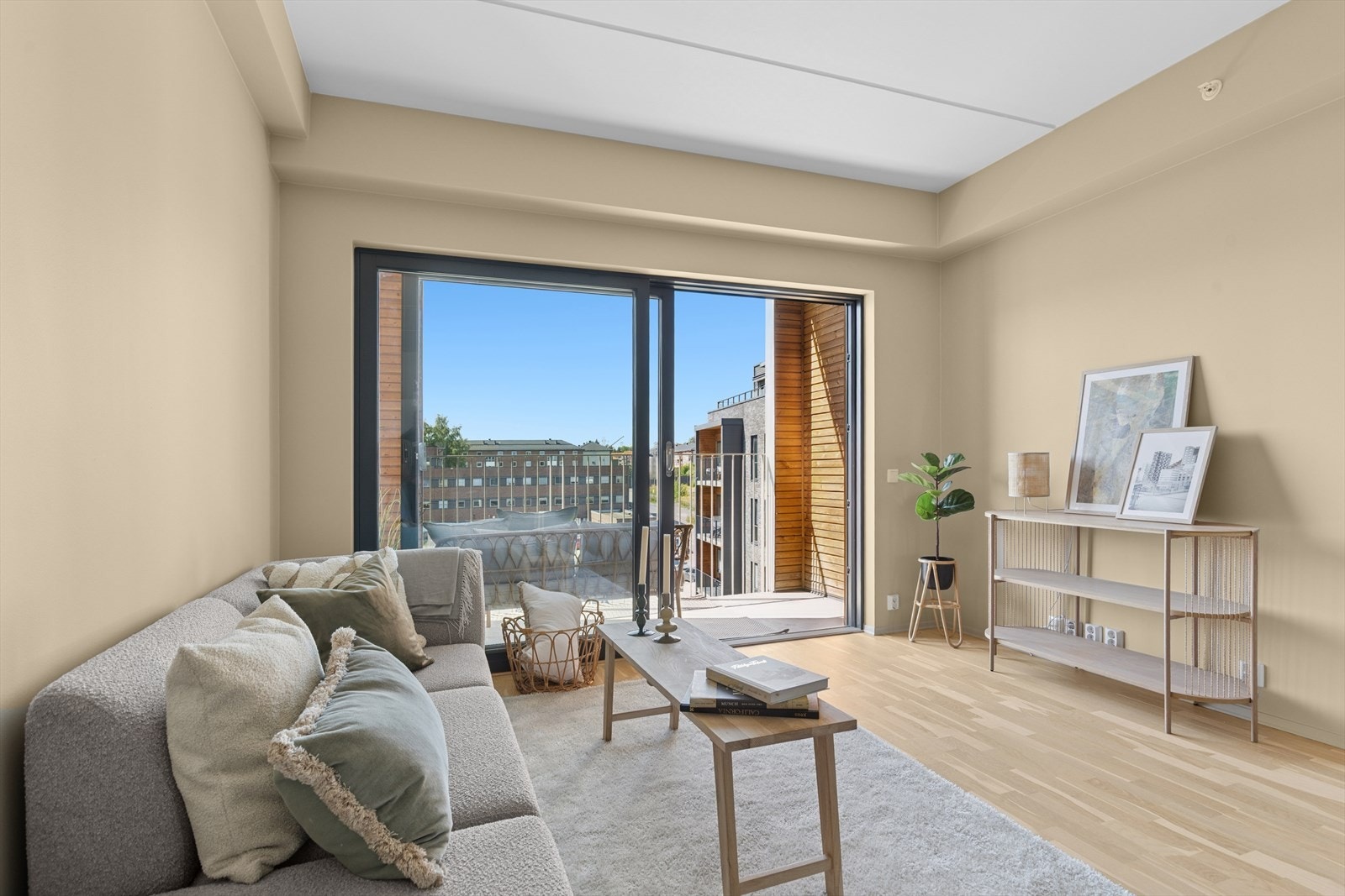 Velkommen til en flott leilighet med to balkonger og praktisk planløsning. Nymalt. Flytt rett inn! Galleribilde