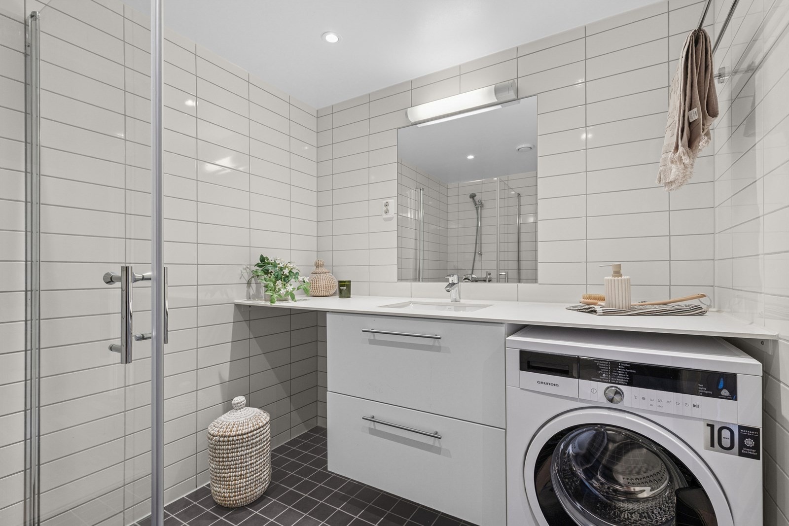 Bad med opplegg for vaskemaskin og tørketrommel Galleribilde