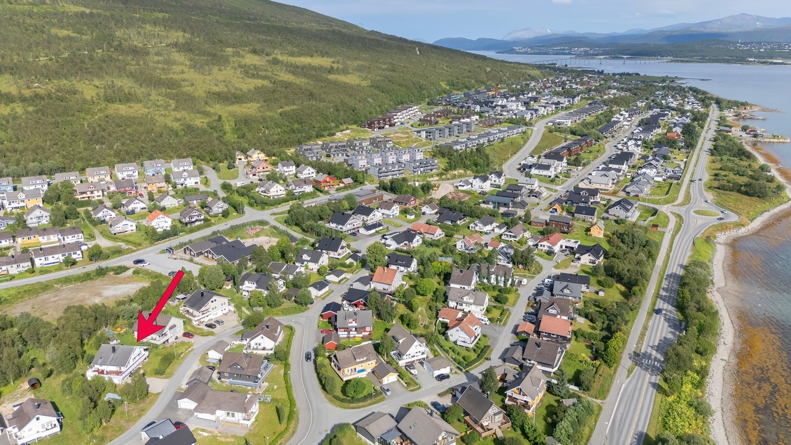 Godt utbygd lysløype som er egnet til både joggeturer, skiturer og gåturer. Løypene strekker seg langs store deler av Kvaløya og kan disponeres sommer så vel som vinter! Galleribilde