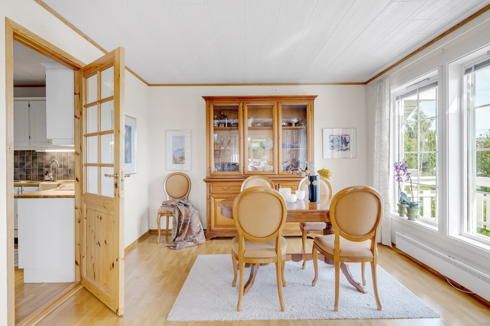 Spisestuen faller naturlig inn mellom kjøkken og dagligstuen. Galleribilde