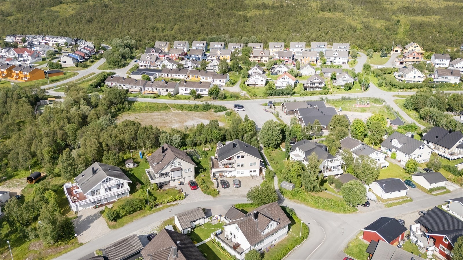 Her bor du like i nærheten av alt du skulle trenge av fasiliteter; barnehage, skole og butikk. Galleribilde