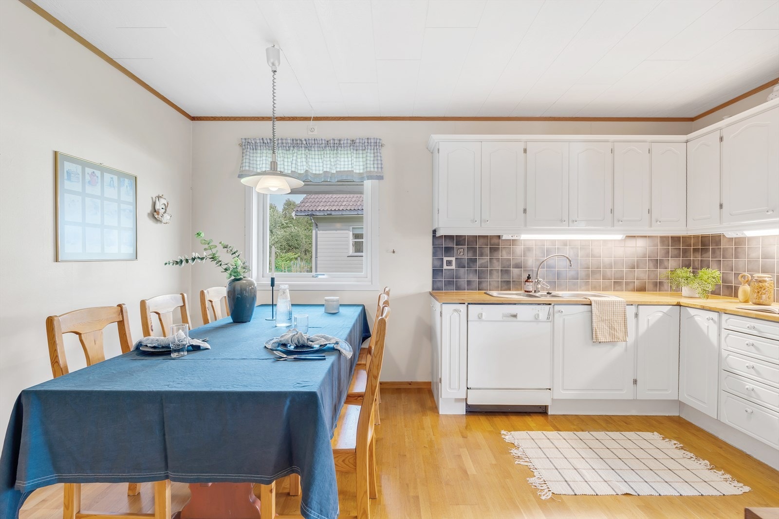 Romslig kjøkken med god plass til kjøkkenbord. Galleribilde