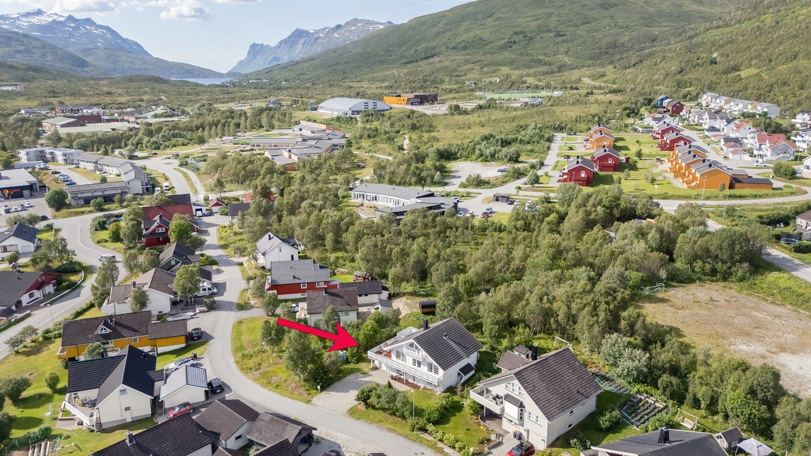 Boligen ligger i et attraktivt og veletablert område på Kvaløya, ca 20 min unna Tromsø sentrum med bil. Galleribilde