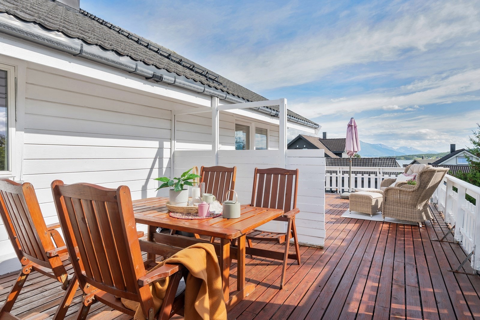 Solrik og flott balkong. Galleribilde