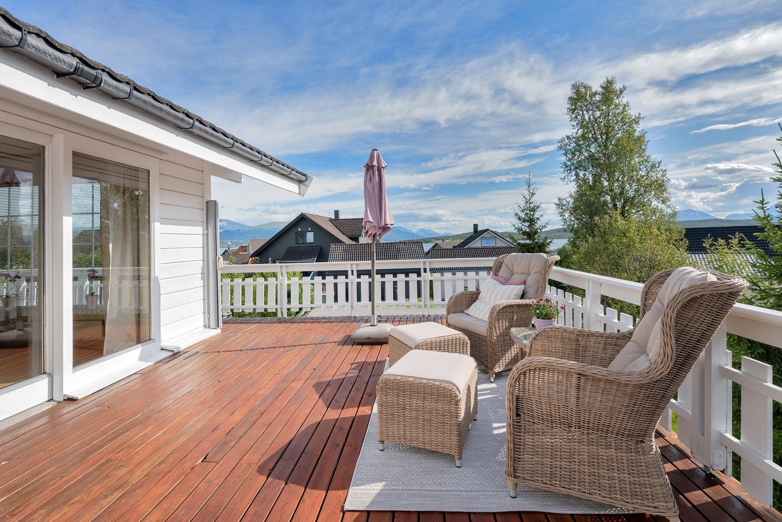 Stor balkong med gode solforhold. Galleribilde