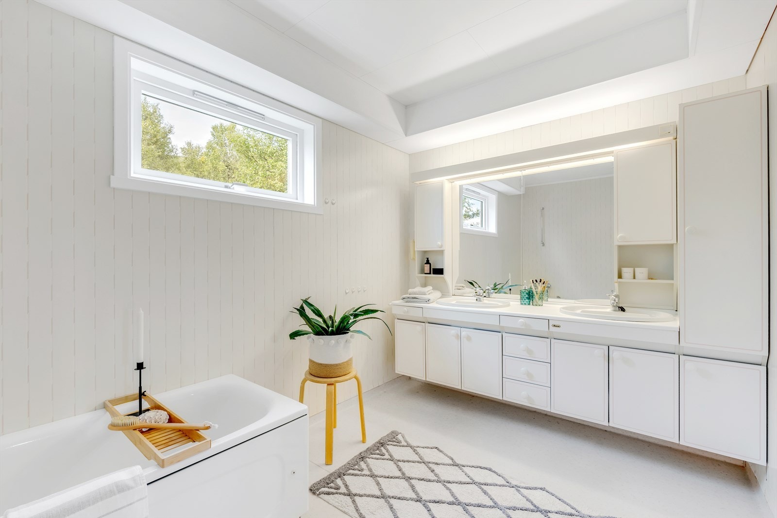 Stor bad med praktiske innredning og badekar. Galleribilde