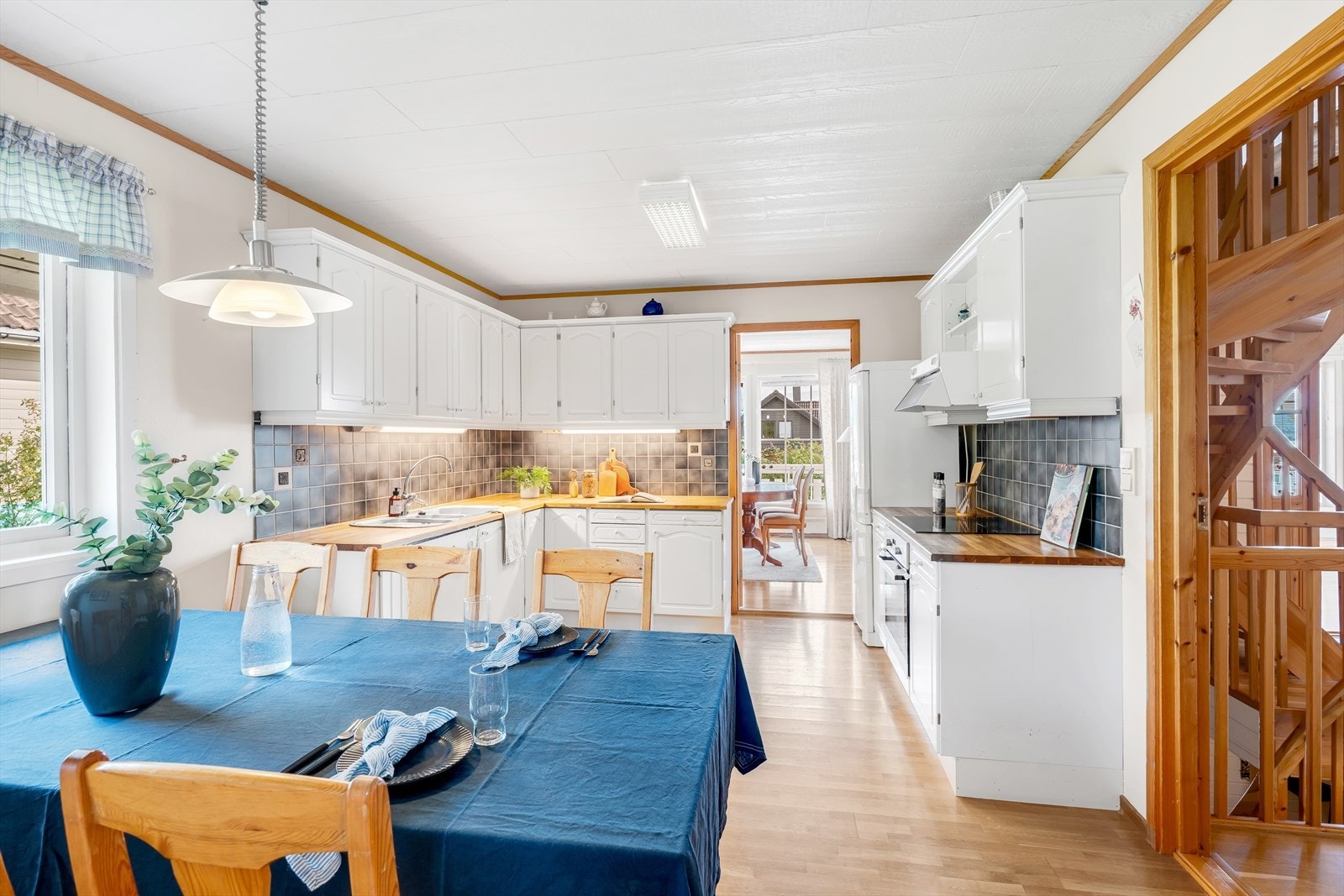 Rikelig med skap- og benkeplass. Galleribilde