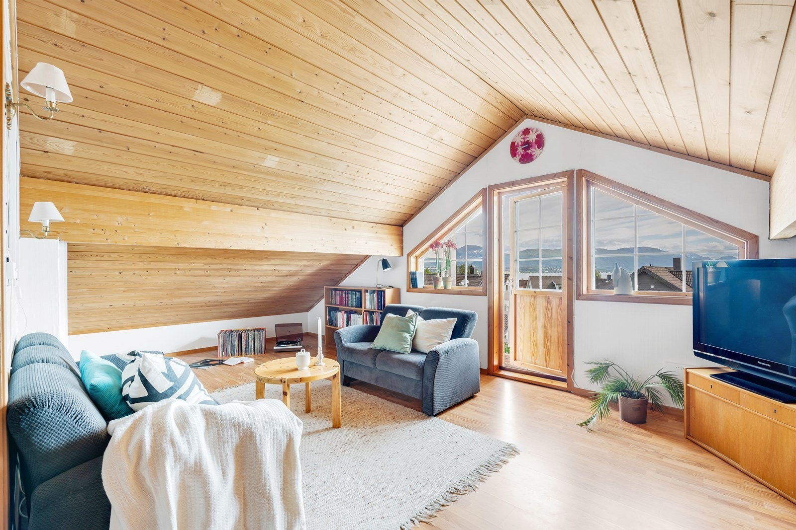 Praktisk loftstue med utgang til balkong. Galleribilde