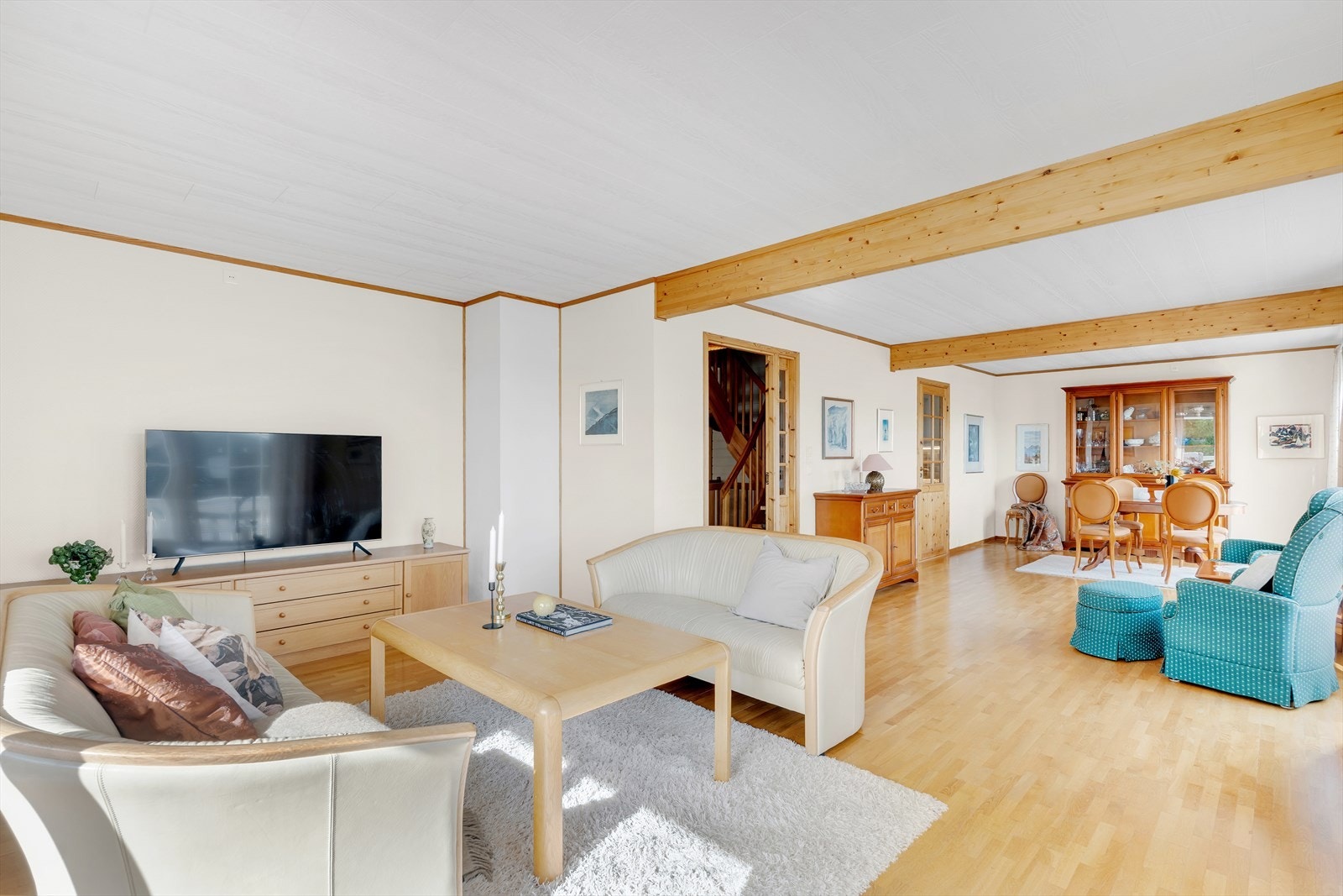 Romslig stue med naturlige soner for møblering. Galleribilde