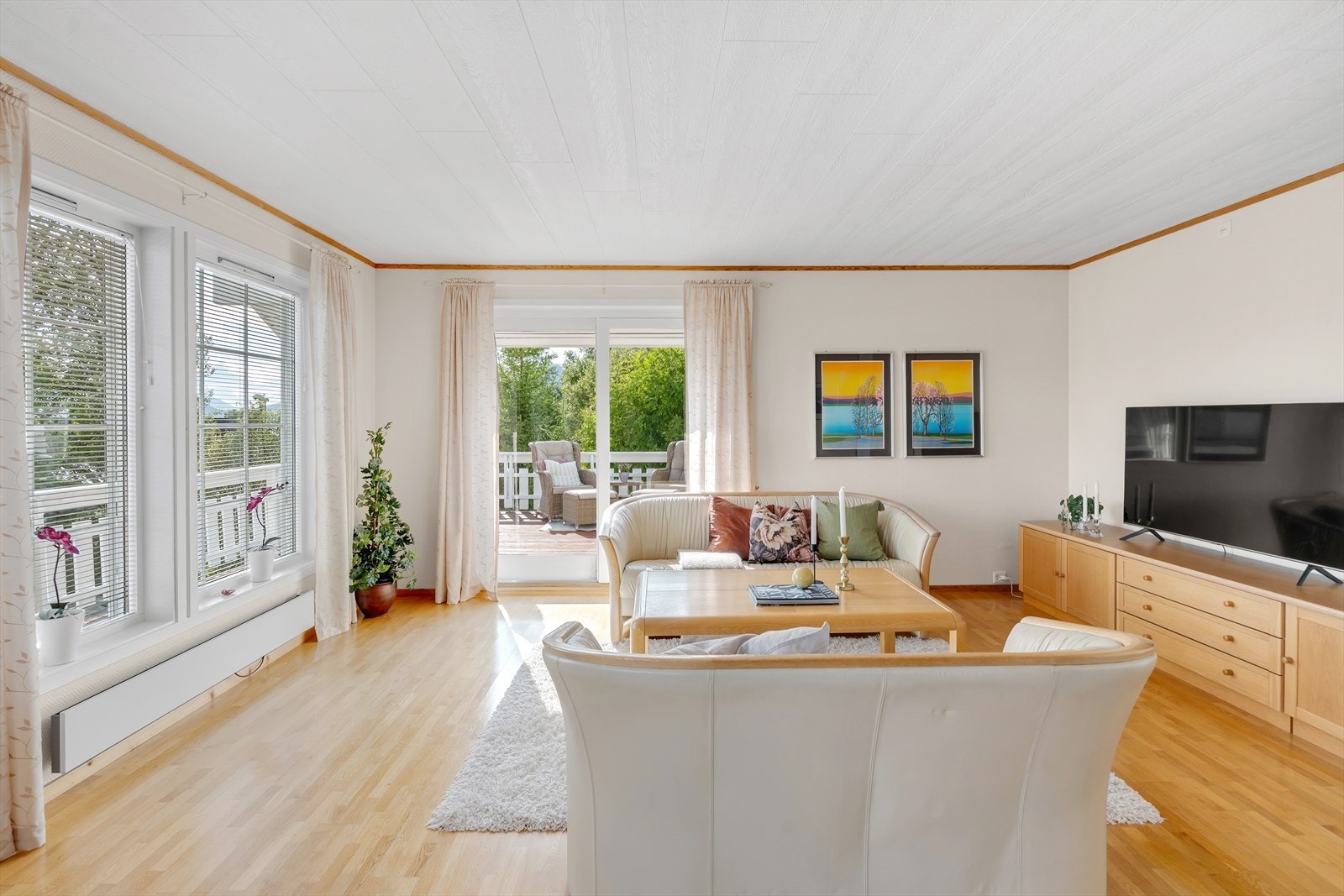 En innholdsrik og velholdt familiebolig! Garasje, hybel, barnevennlig nabolag, utsikt og solrike uteplasser! Galleribilde