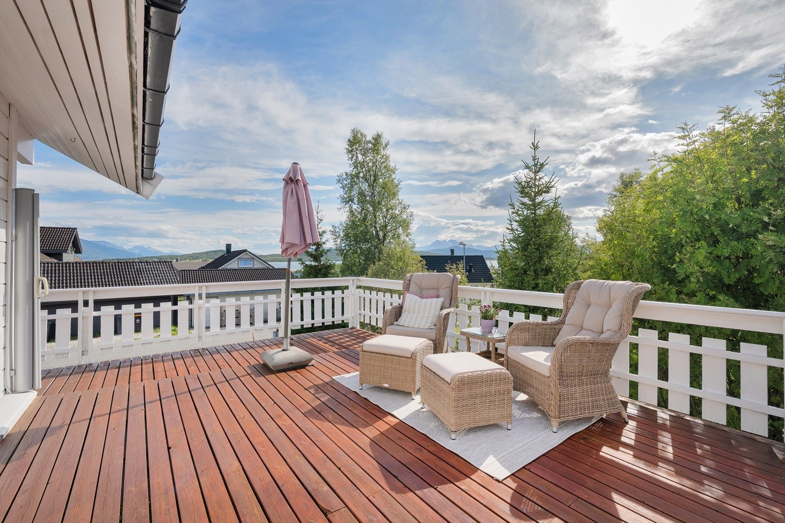 Skjermer balkong med nydelig utsikt. Galleribilde