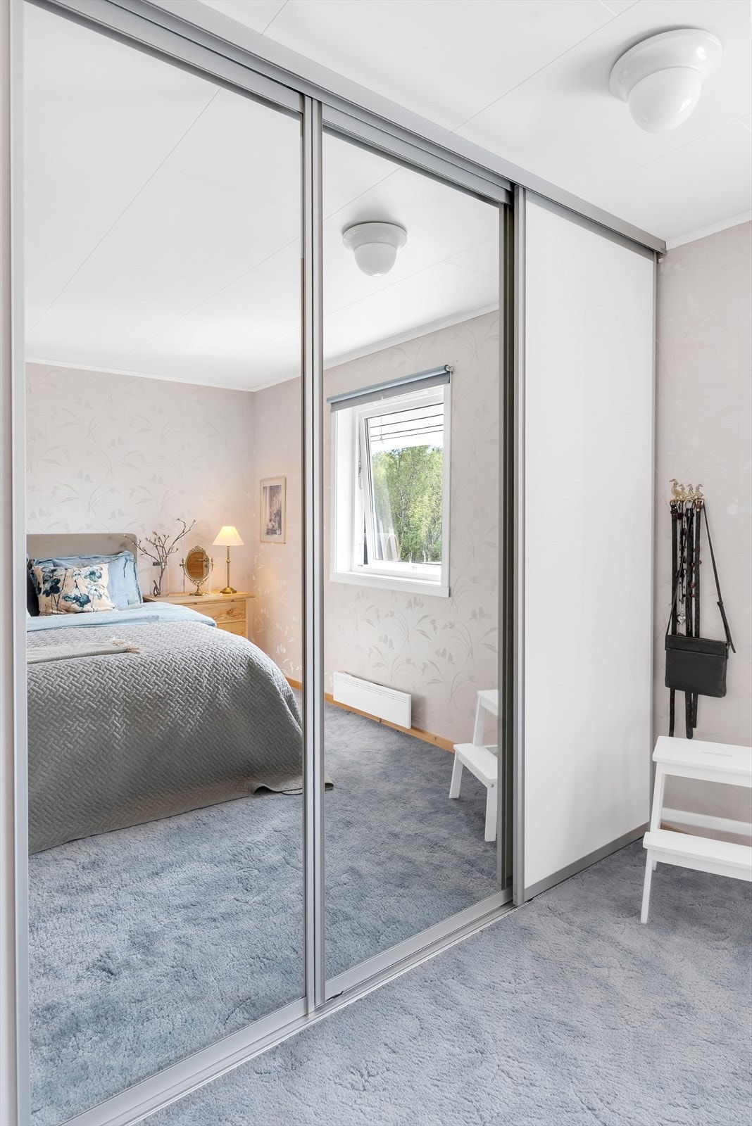 Stor skyvedørsgarderobe. Galleribilde