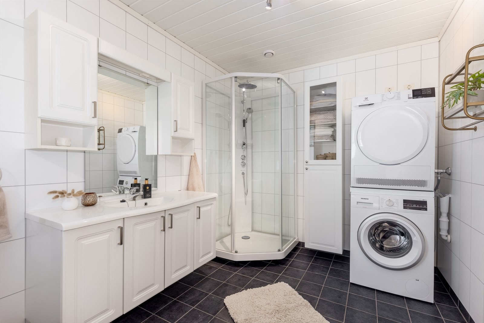 Ved gangen ligger baderommet i boligens hovedetasje. Badet er fra byggeår, men fornyet med nytt dusjkabinett og toalett i 2021. Det er varmekabler i gulv med flislagt overflate. Galleribilde