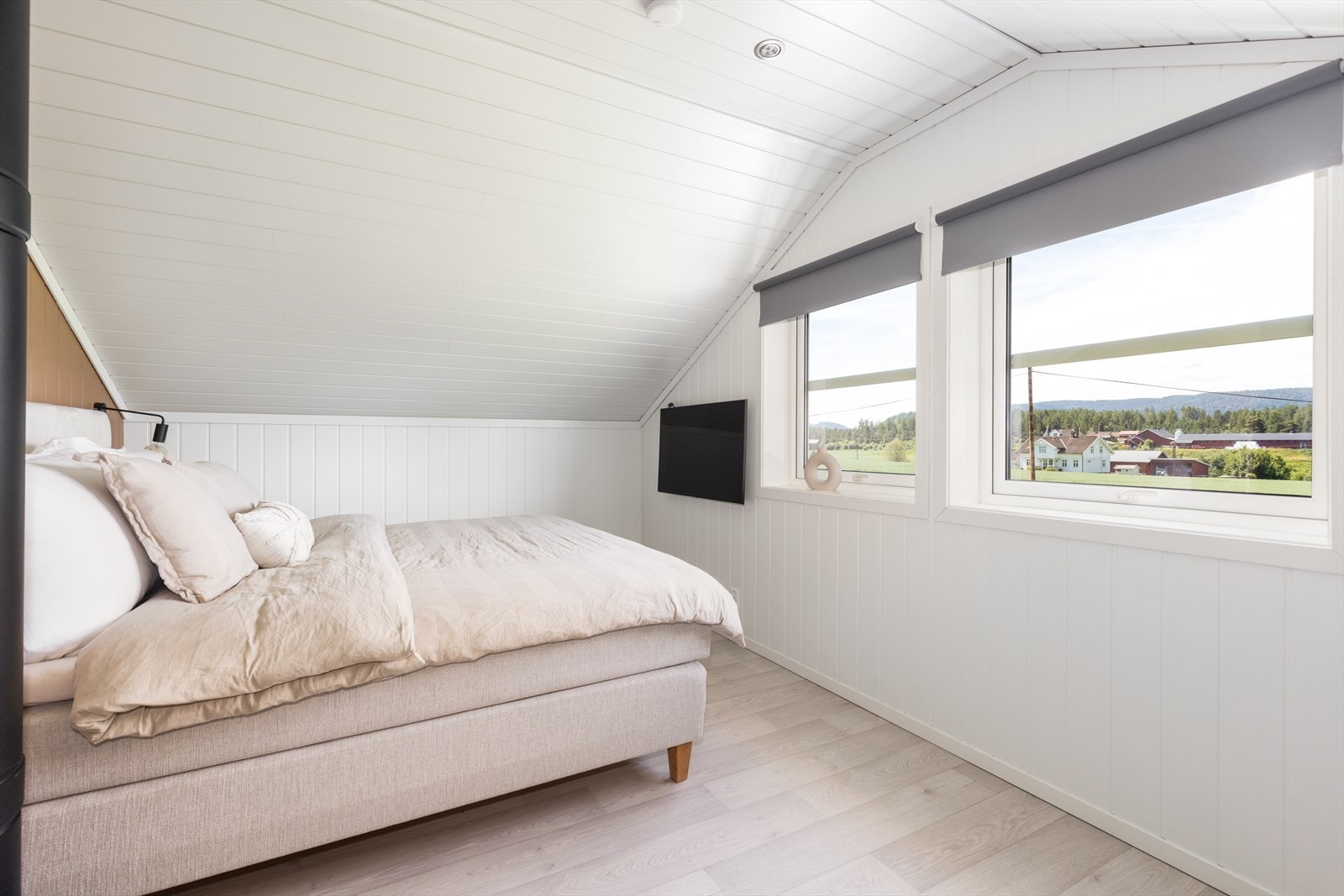 Begge rommene har god plass til både oppbevaringsmøblement og senger. Galleribilde