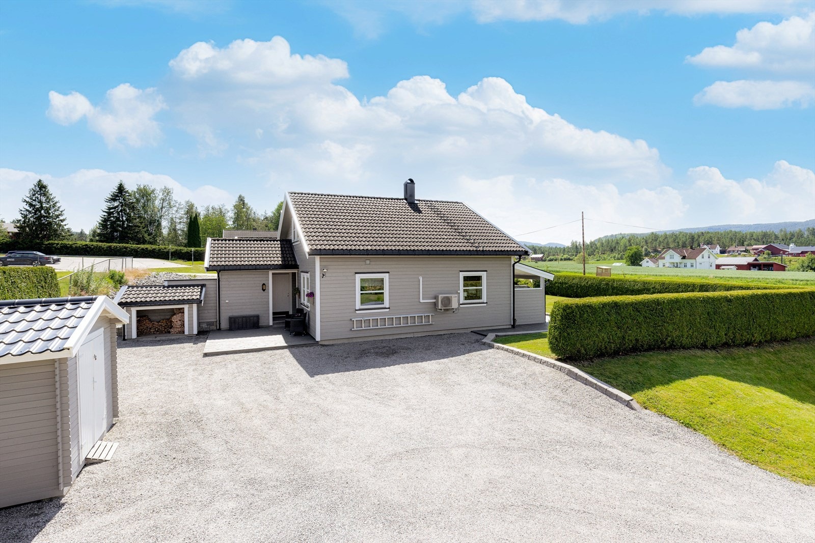Boligen er godt vedlikeholdt hvor det i nyere tid er foretatt flere påkostninger som utvendig malt i 2024, satt opp frittstående redskapsbod i 2019, lagt ny laminat i stue og kjøkken, oppgradert baderom med nytt dusjkabinett og toalett. Galleribilde