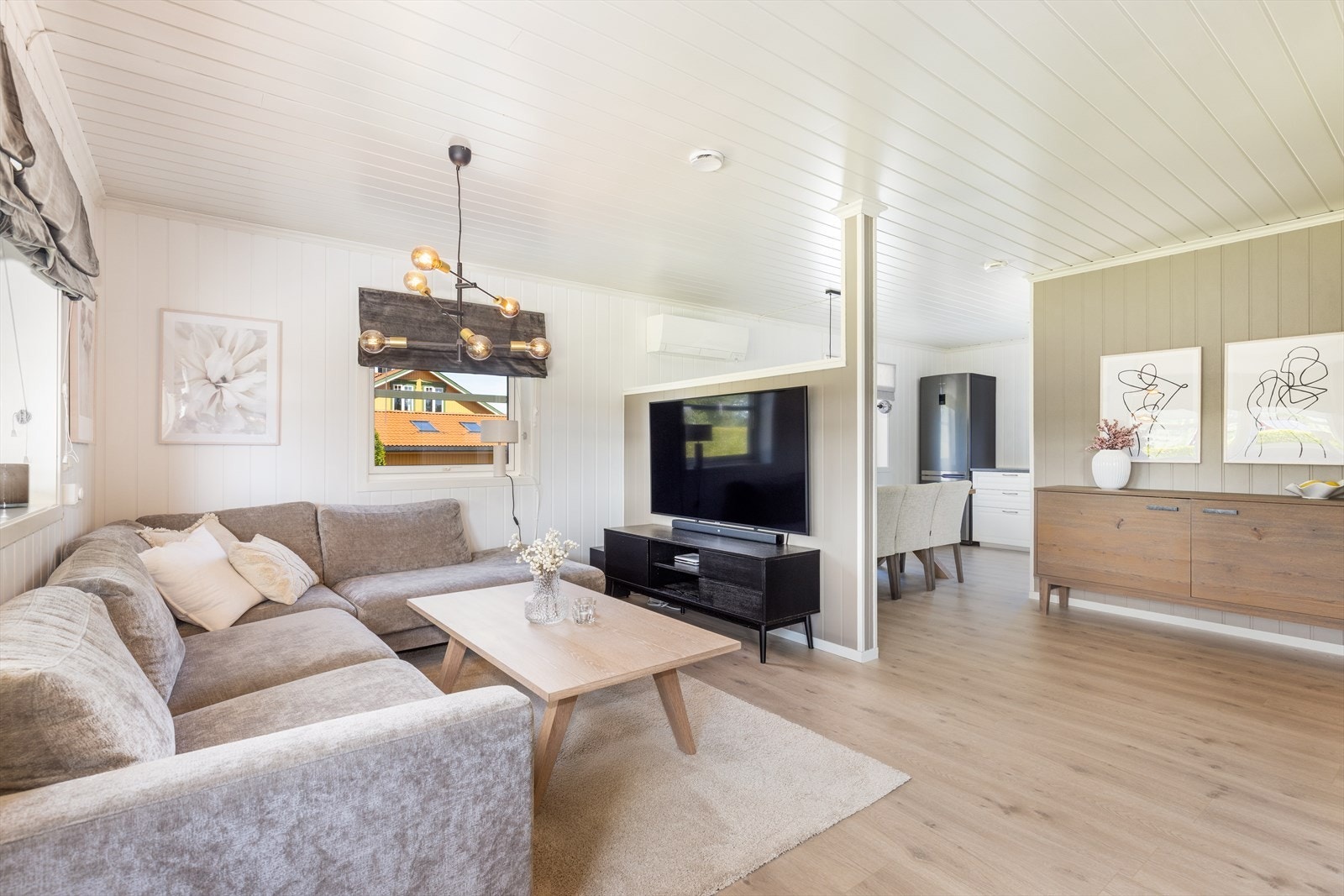 Det er delvis åpen løsning mot kjøkkenet som gir en fin romfølelse og praktisk løsning. Galleribilde