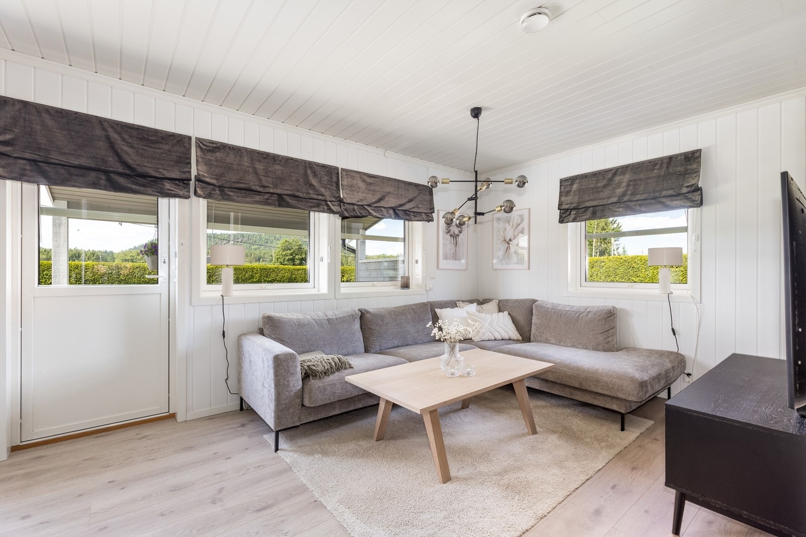 Boligen innehar en gjennomført og fin helhet med pene innvendige flater i lyse og moderne fargetoner. Galleribilde