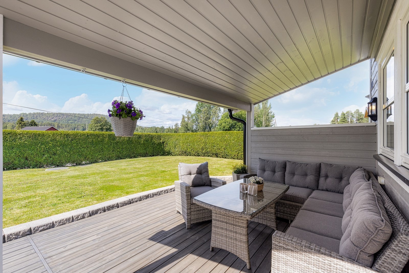 Terrassen er oppbygget i impregnerte materialer og deler av terrassen har takoverbygg. Dette gir fine møbleringsmuligheter hvor deilige utsoner kan etableres. Galleribilde