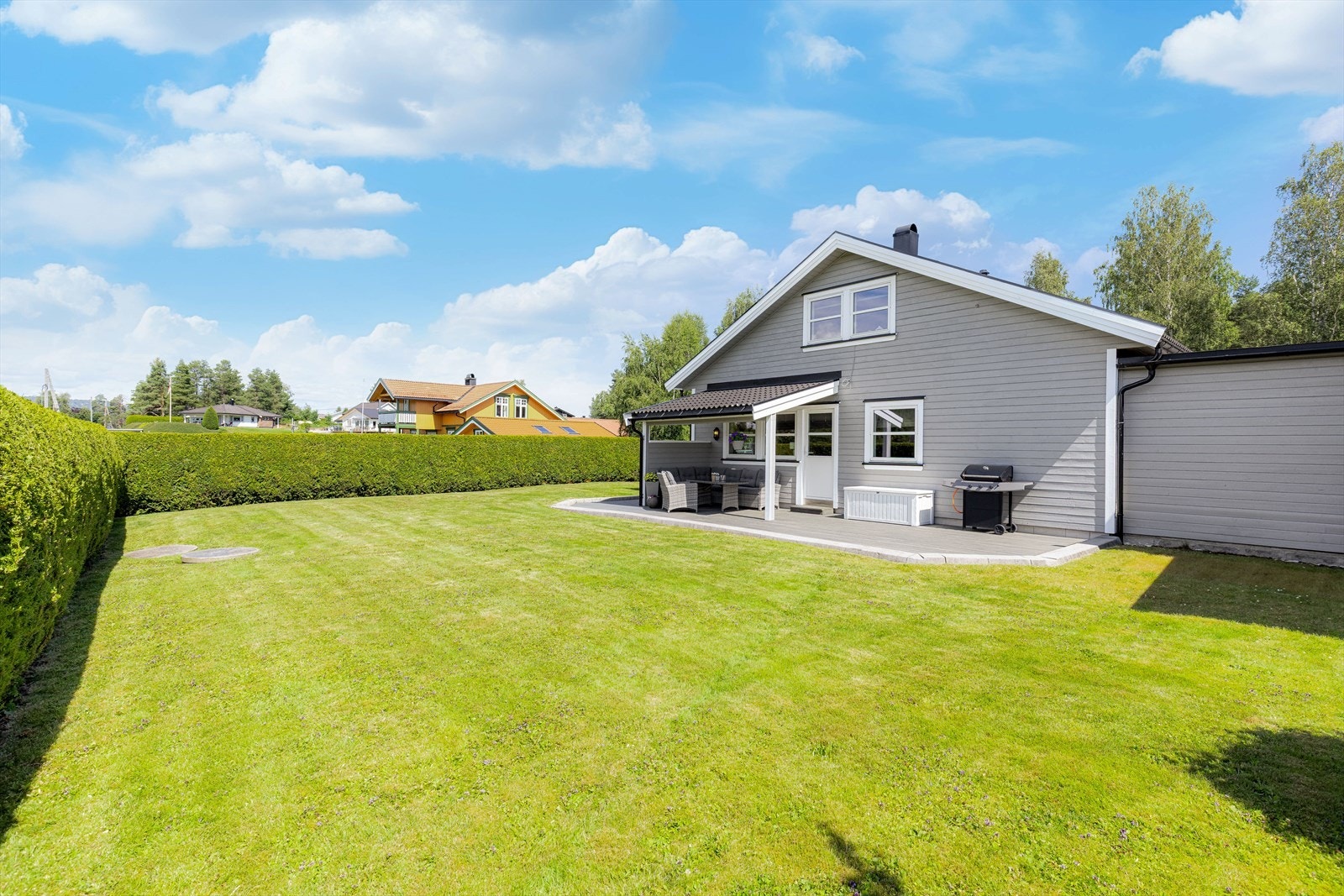 Svært innbydende og lettstelt enebolig i rekke med solfylt og familievennlig beliggenhet. Galleribilde