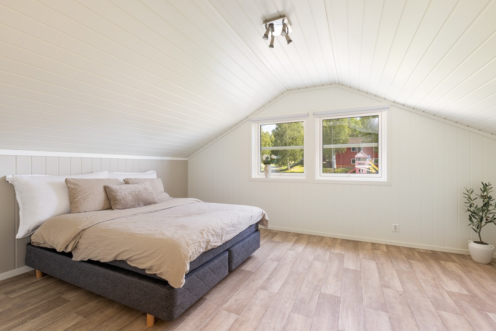 Boligen innehar to gode soverom i loftetasjen. Galleribilde