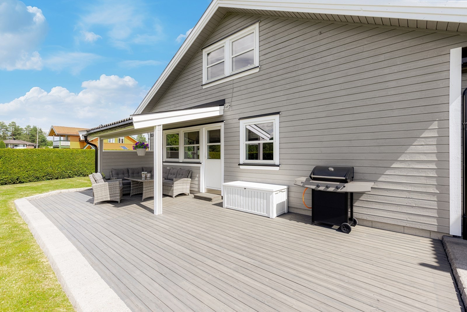 Hagen er naturlig delt av mot naboen med en forstøtningsmur av betongstein. For øvrig er sameiets tomt pent rammet inn med hekkbeplantning, som gir lite innsyn til uteplassene og en skjermet beliggenhet. Galleribilde