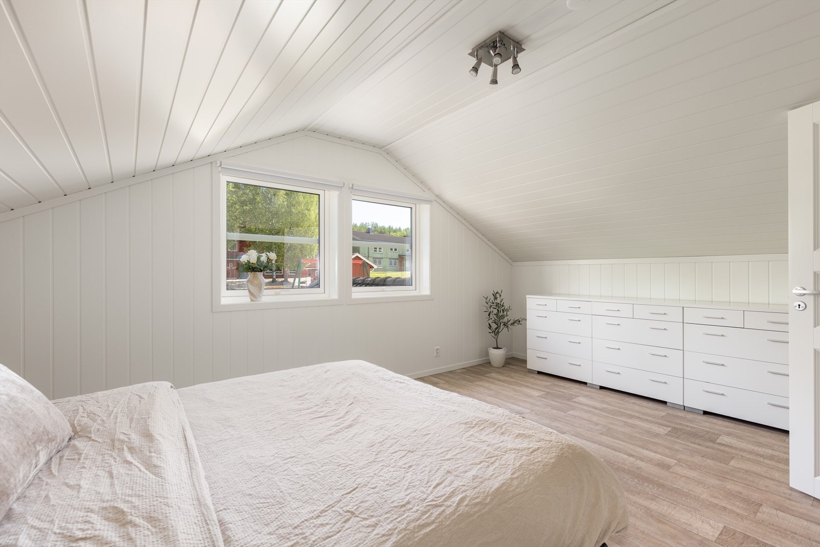 De to soverommene i loftetasjen ligger i hver sin ende, et med vindusflate mot vest og et mot øst. Galleribilde