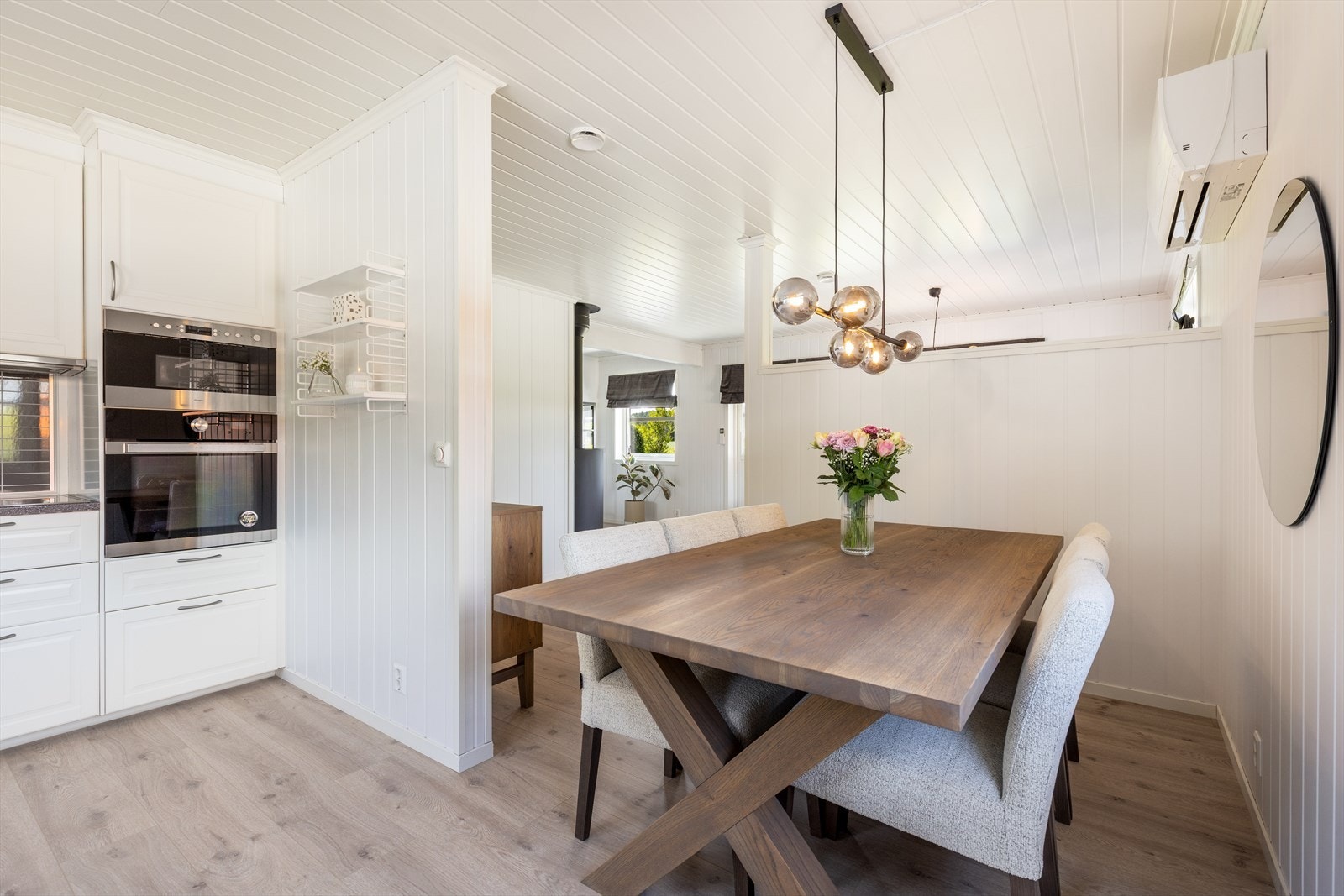 I tillegg er det en pen vedovn som gir god varme og lun stemning på kaldere dager. Galleribilde